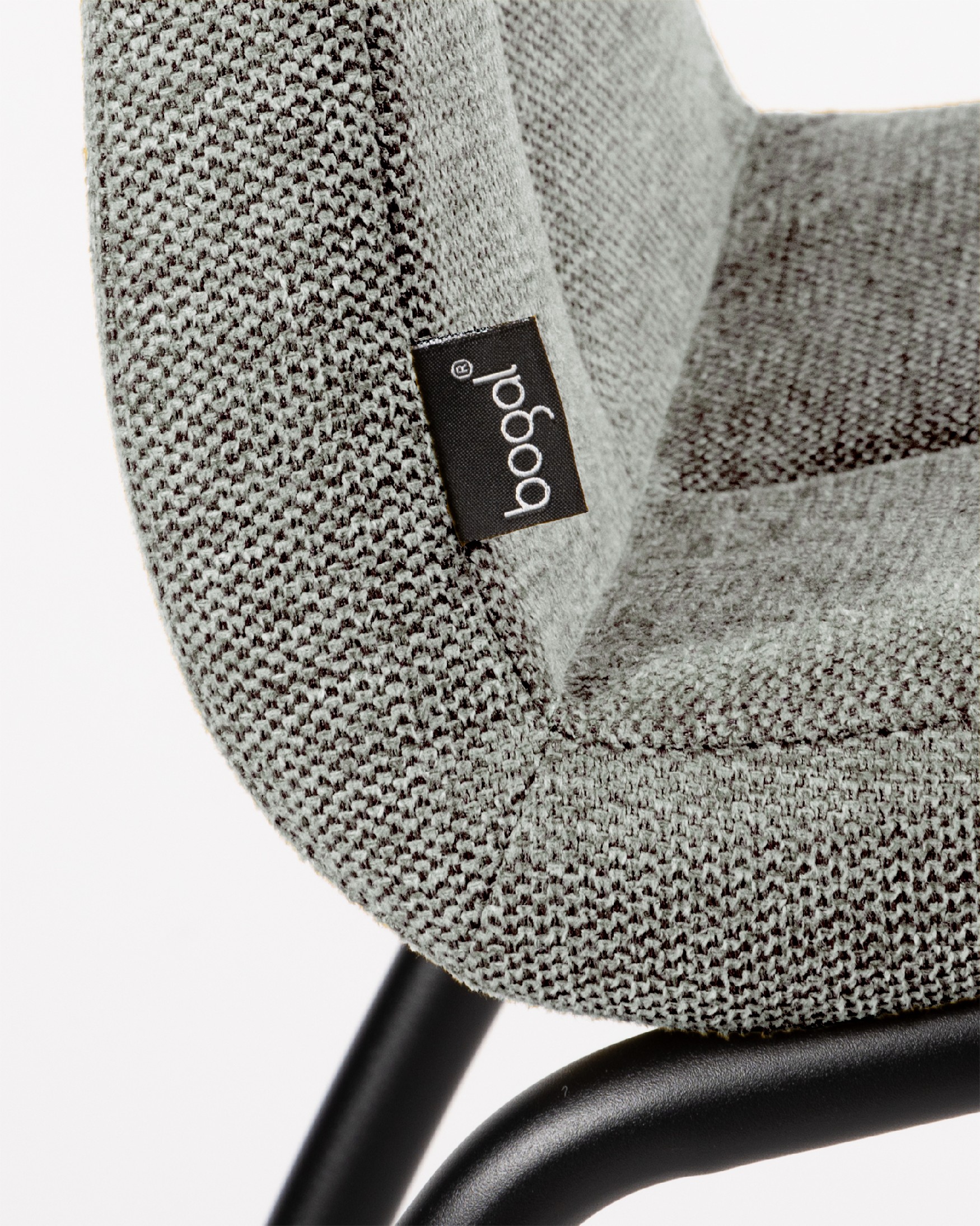 Chaise Niza avec rembourrage gris et pieds métalliques noirs