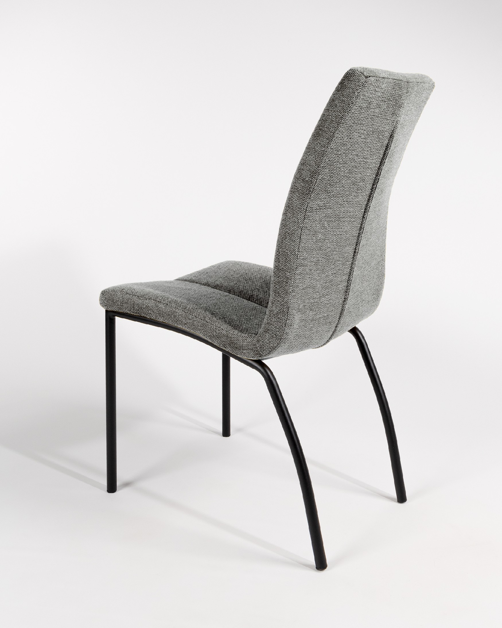 Chaise Niza avec rembourrage gris et pieds métalliques noirs