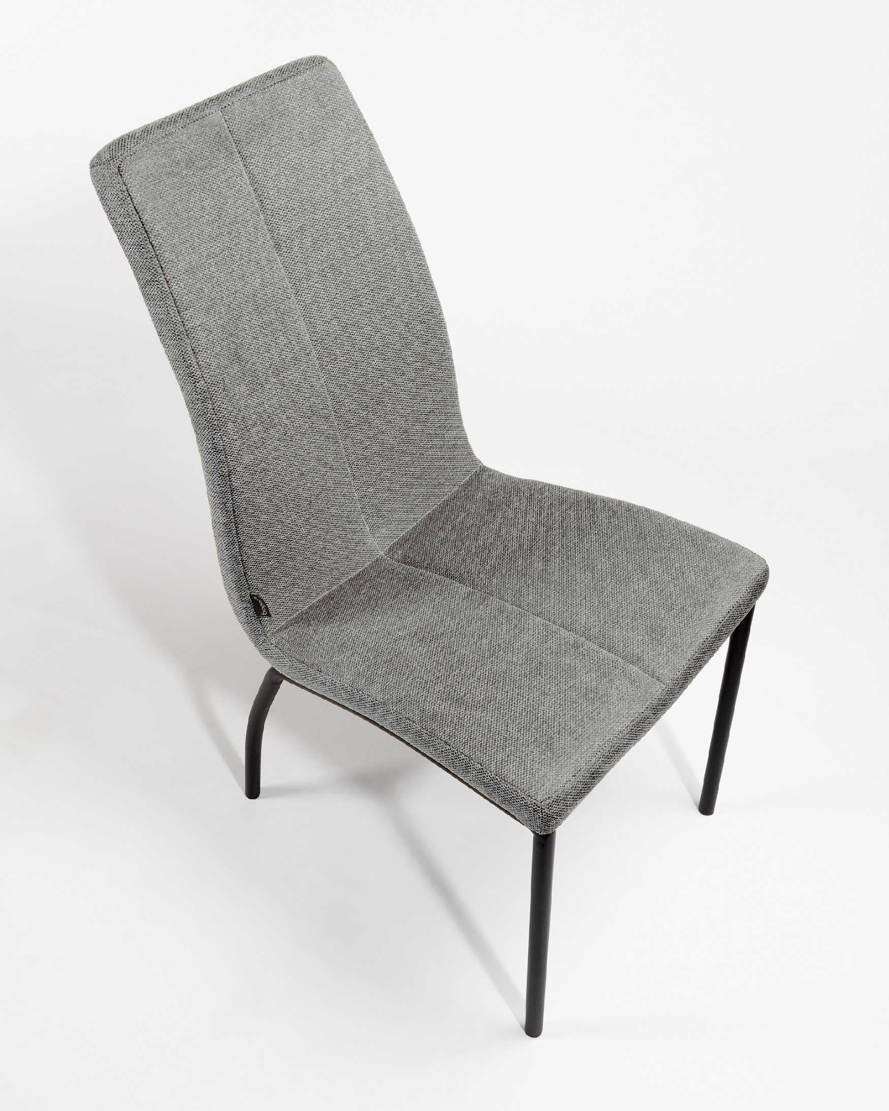 Chaise Niza avec rembourrage gris et pieds métalliques noirs
