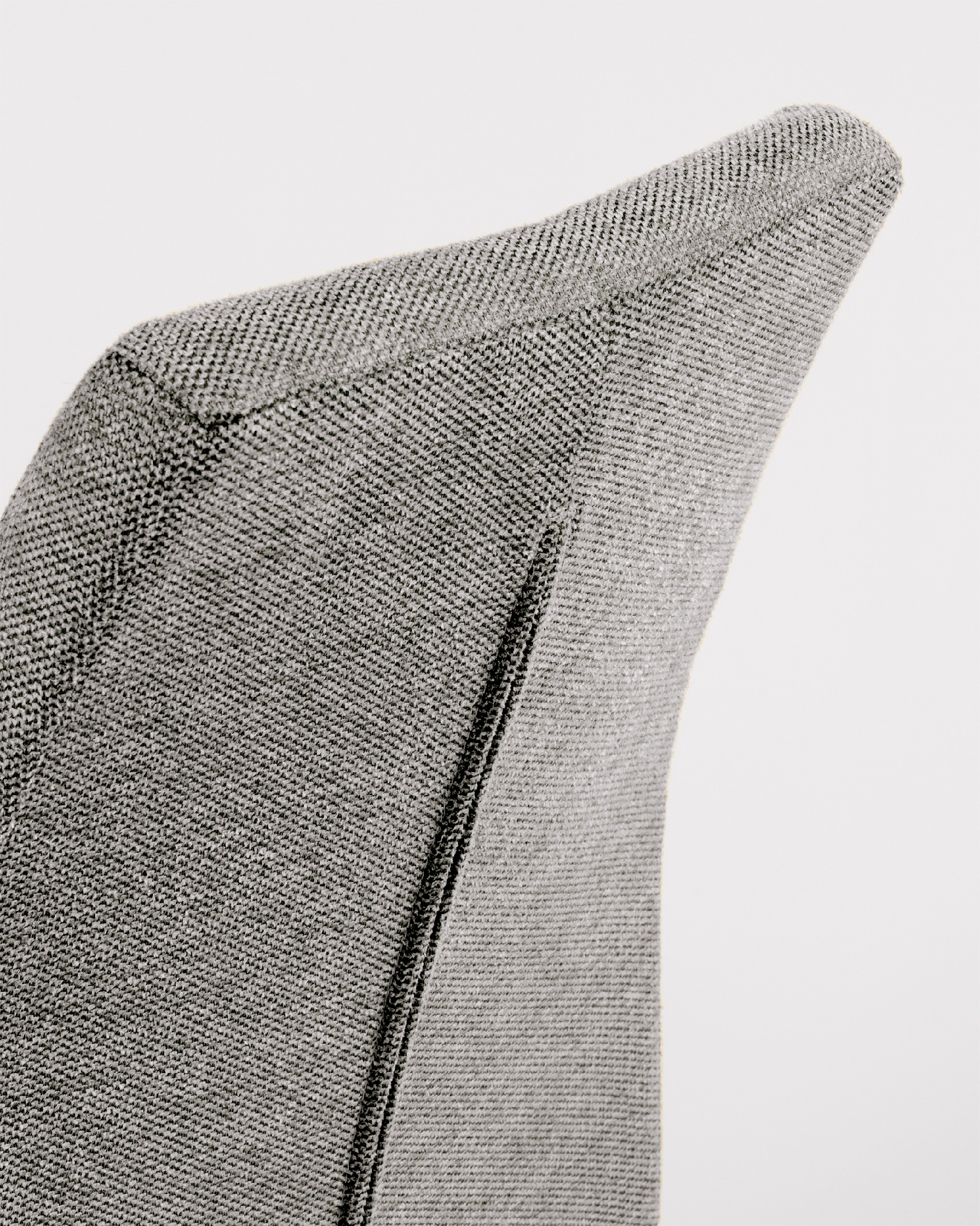 Chaise Niza avec rembourrage gris et pieds métalliques noirs