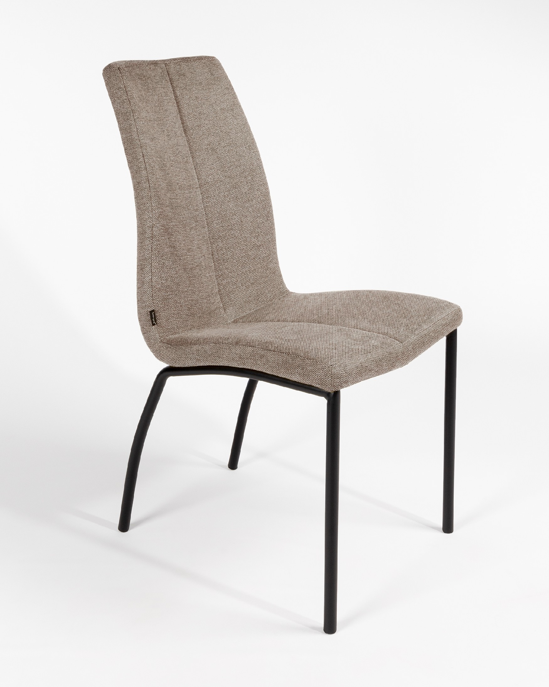 Chaise Niza avec revêtement marron et pieds métalliques noirs