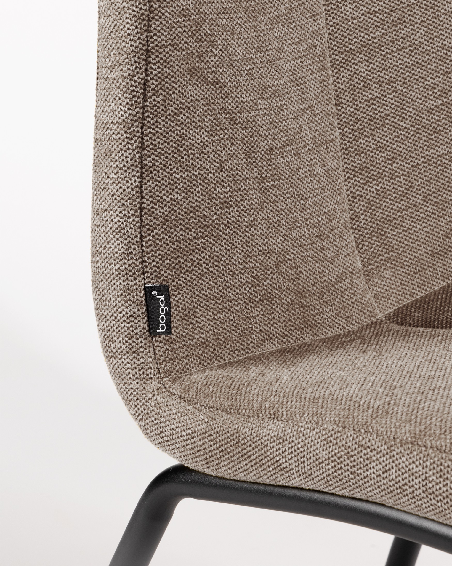 Chaise Niza avec revêtement marron et pieds métalliques noirs