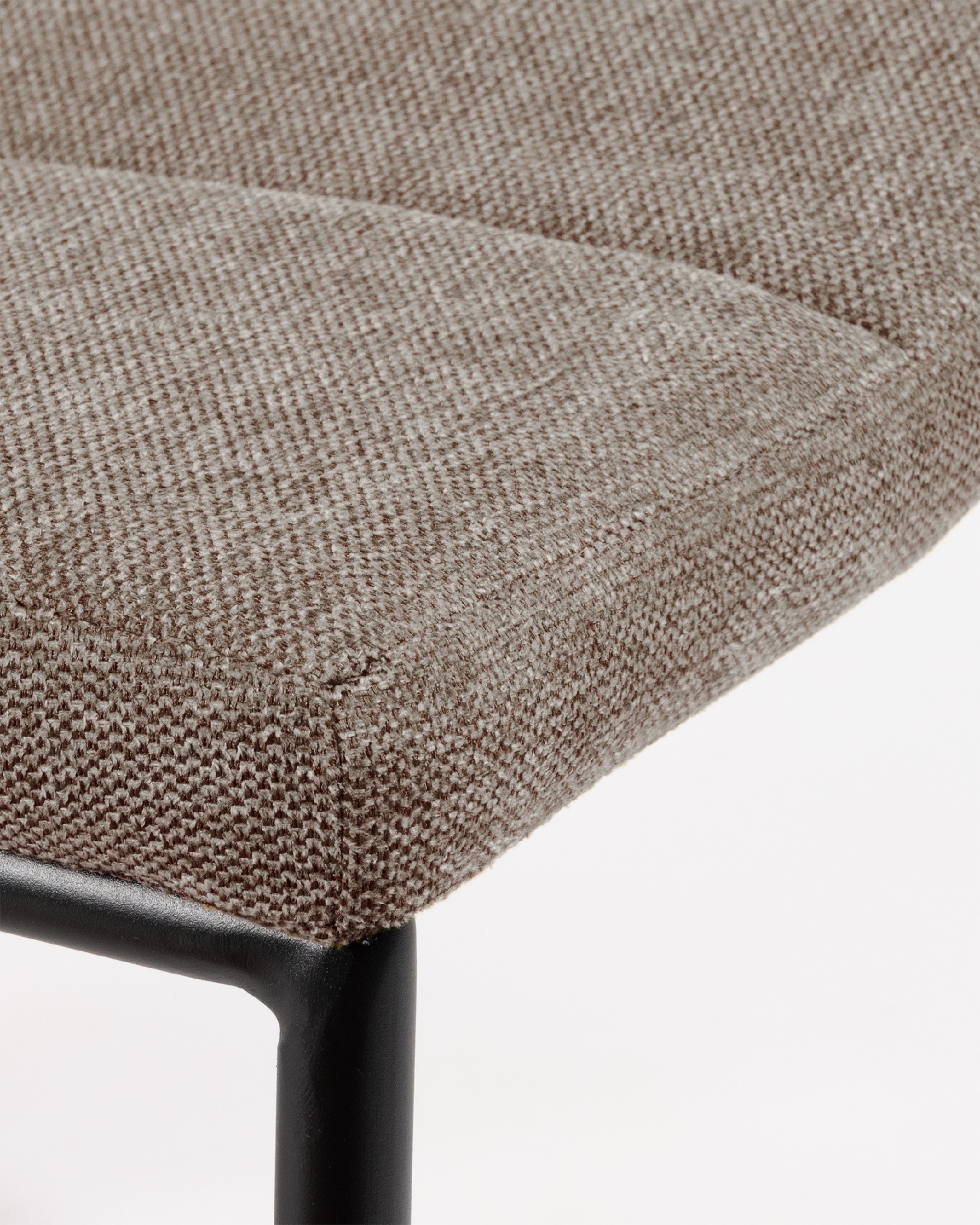 Chaise Niza avec revêtement marron et pieds métalliques noirs