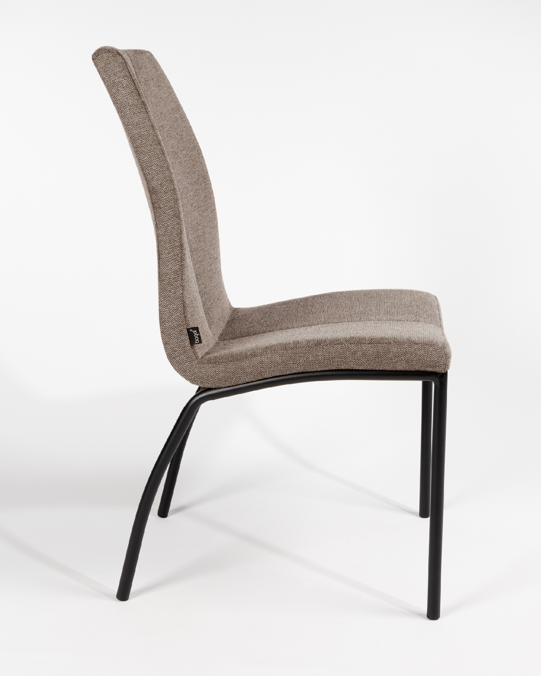 Chaise Niza avec revêtement marron et pieds métalliques noirs