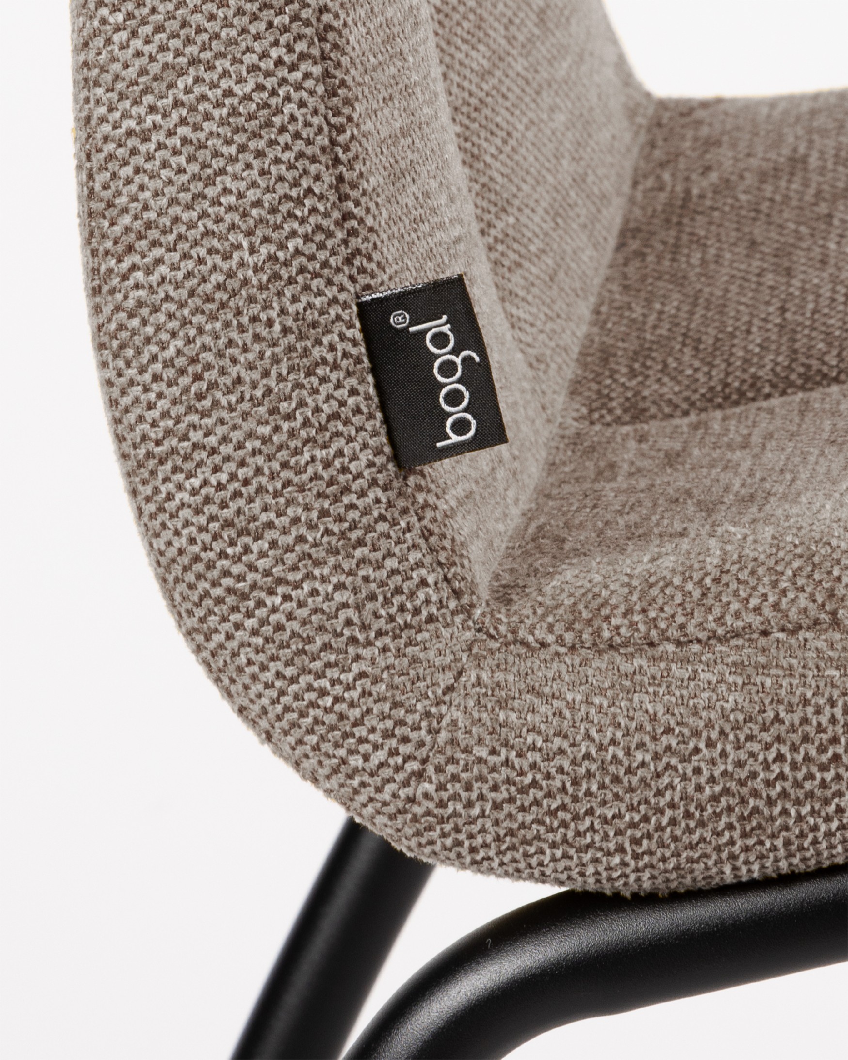 Chaise Niza avec revêtement marron et pieds métalliques noirs