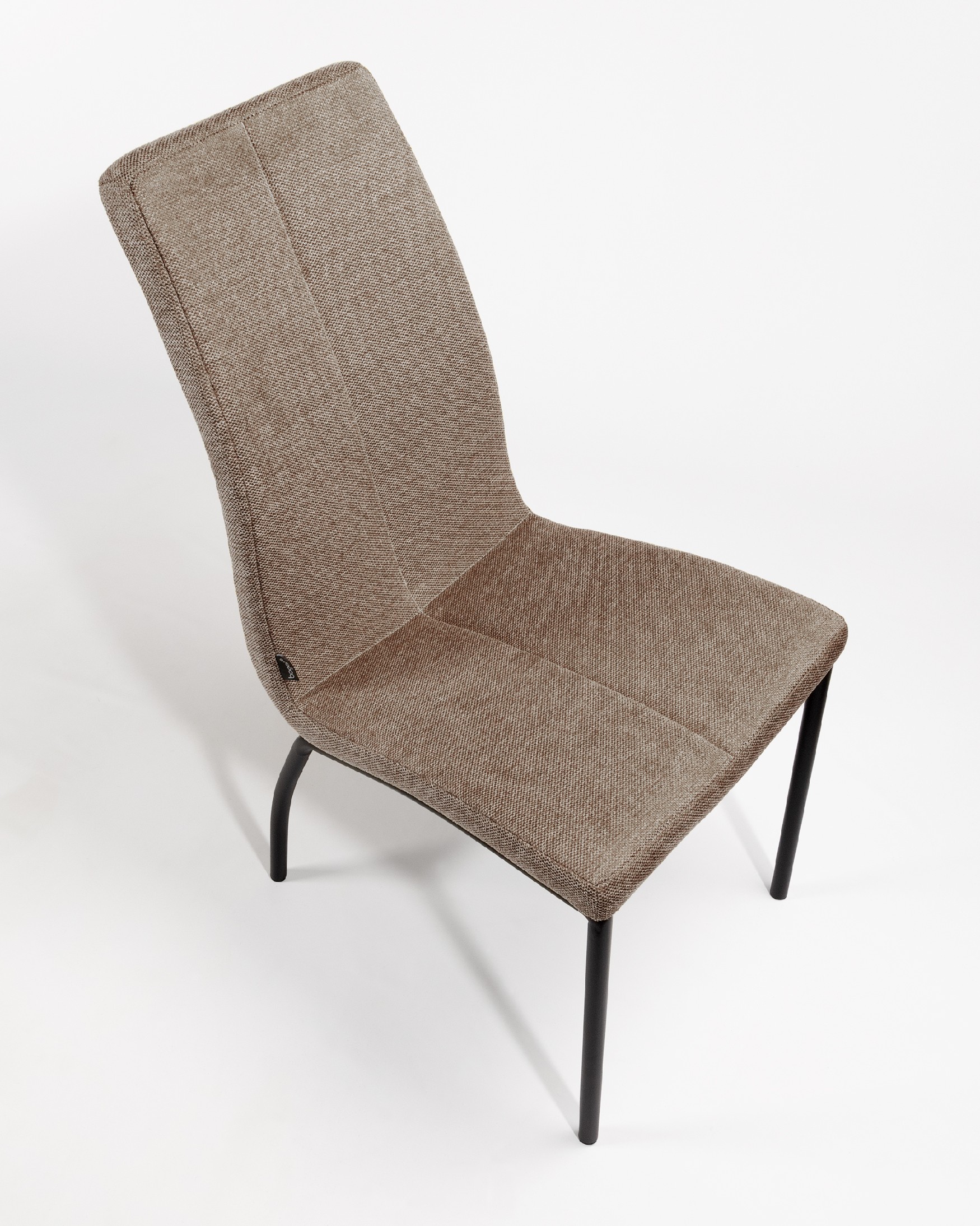 Chaise Niza avec revêtement marron et pieds métalliques noirs