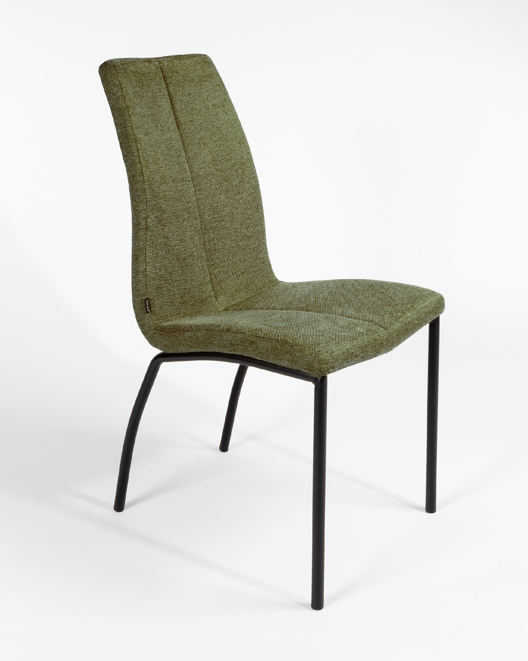 Chaise Niza avec un revêtement vert et des pieds métalliques noirs