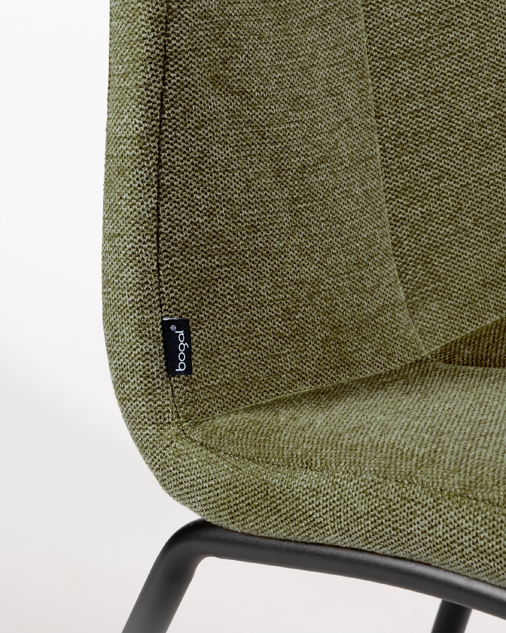 Chaise Niza avec un revêtement vert et des pieds métalliques noirs