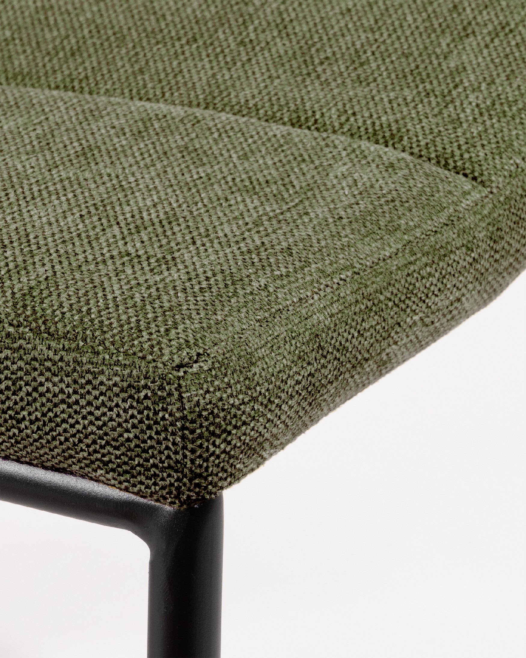 Chaise Niza avec un revêtement vert et des pieds métalliques noirs