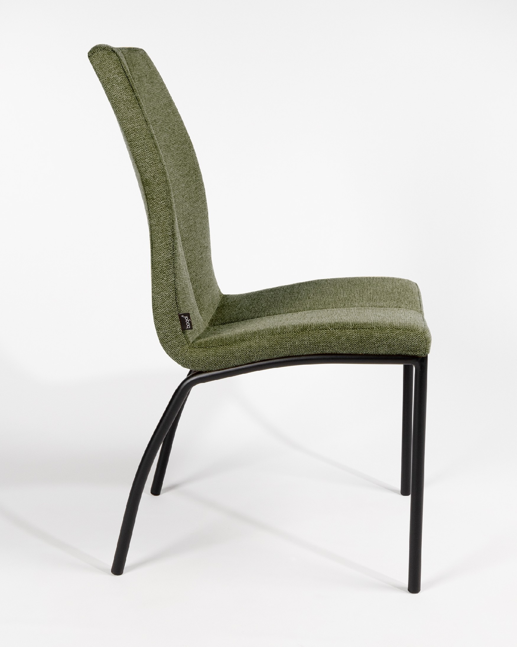 Chaise Niza avec un revêtement vert et des pieds métalliques noirs
