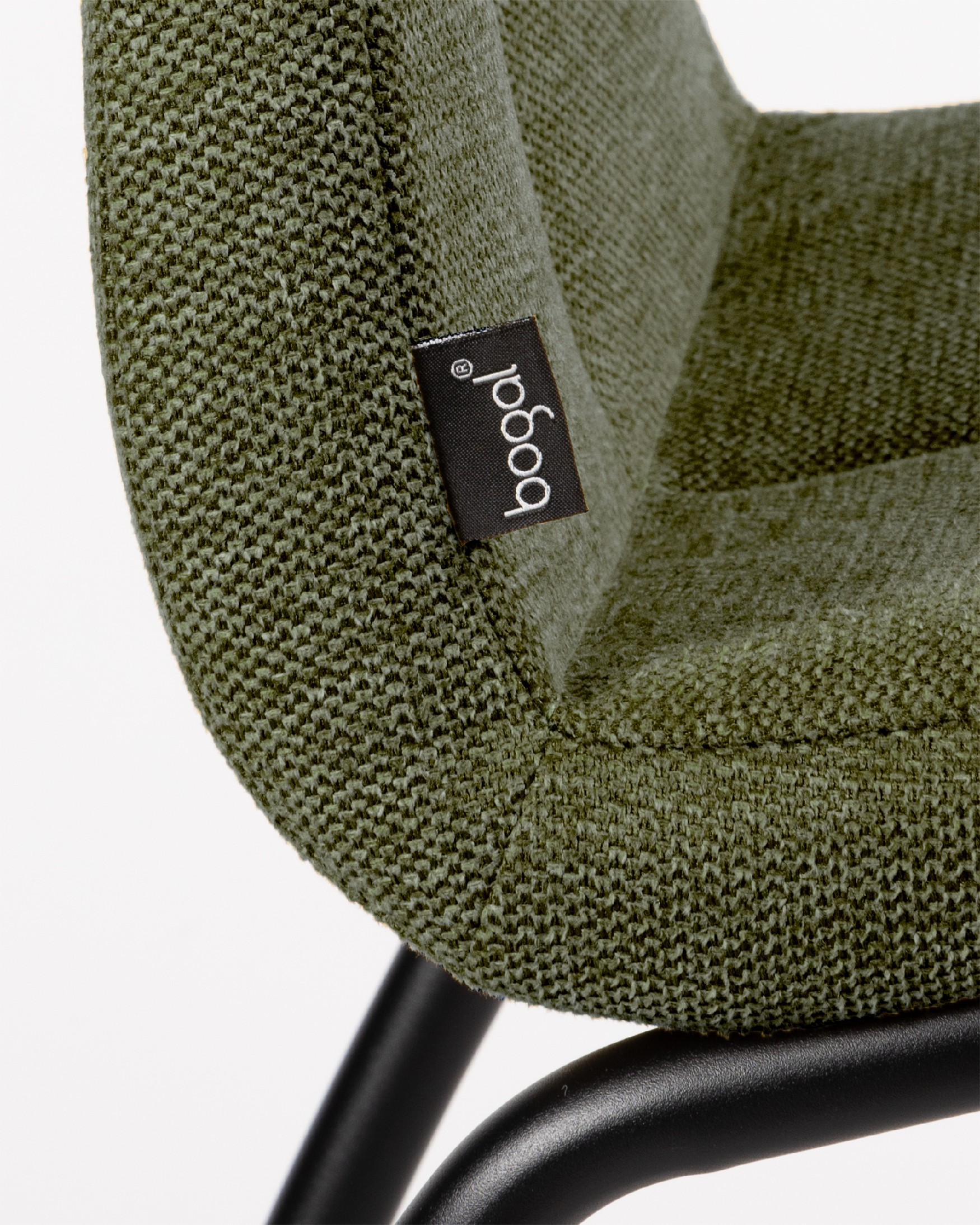Chaise Niza avec un revêtement vert et des pieds métalliques noirs