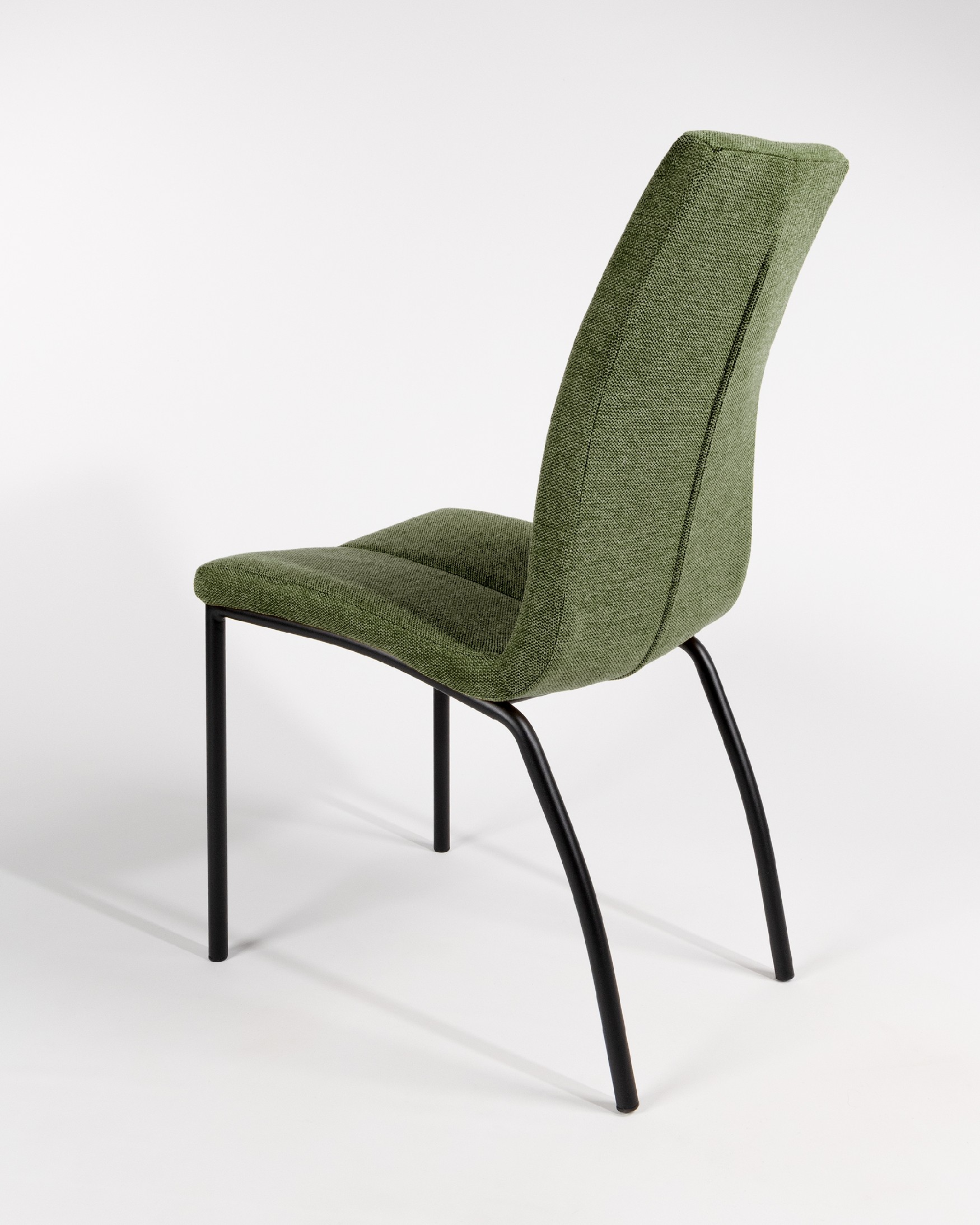 Chaise Niza avec un revêtement vert et des pieds métalliques noirs