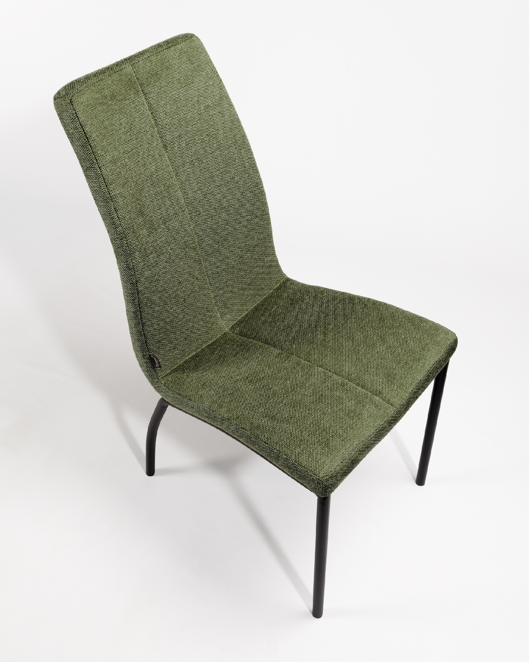 Chaise Niza avec un revêtement vert et des pieds métalliques noirs