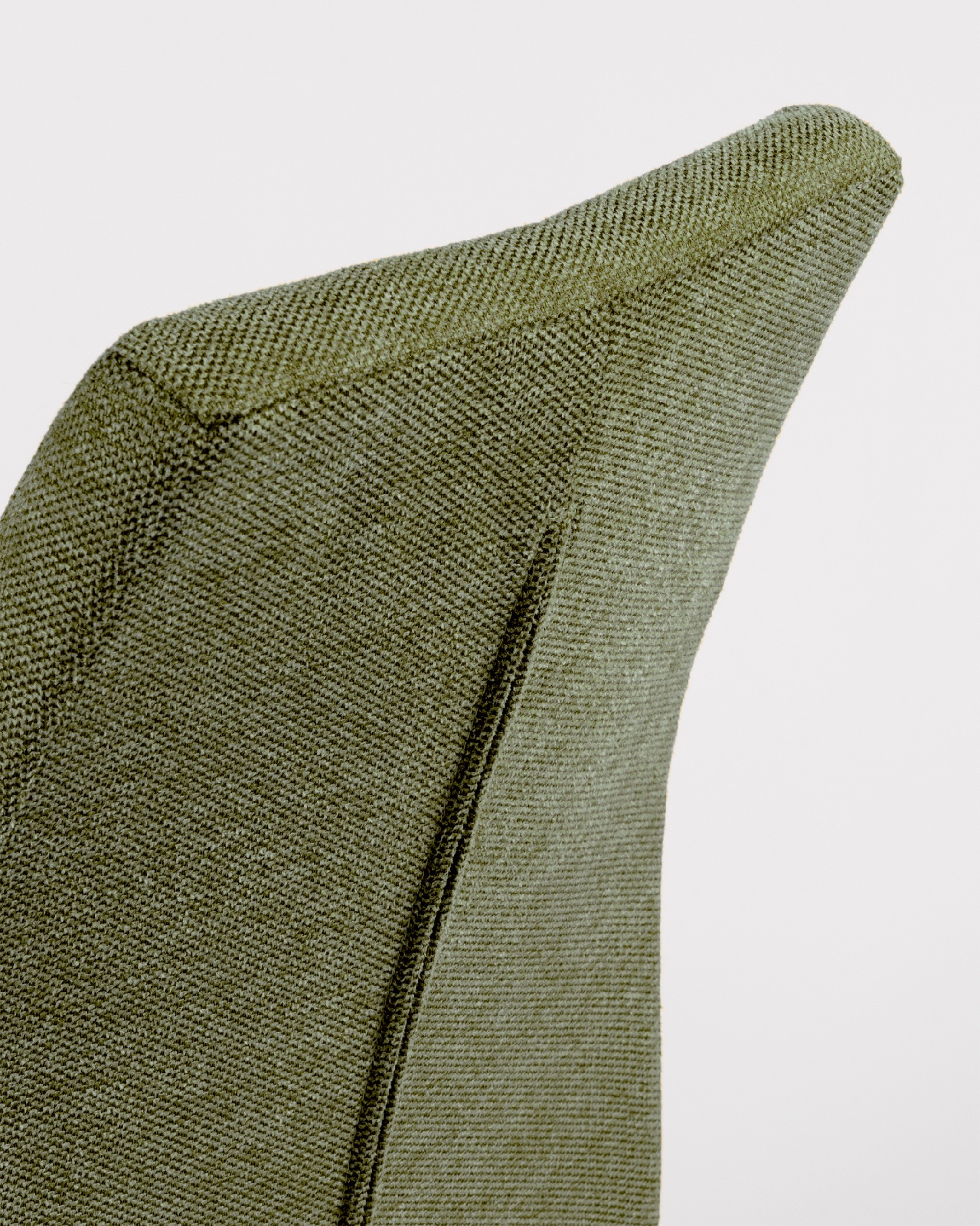 Chaise Niza avec un revêtement vert et des pieds métalliques noirs