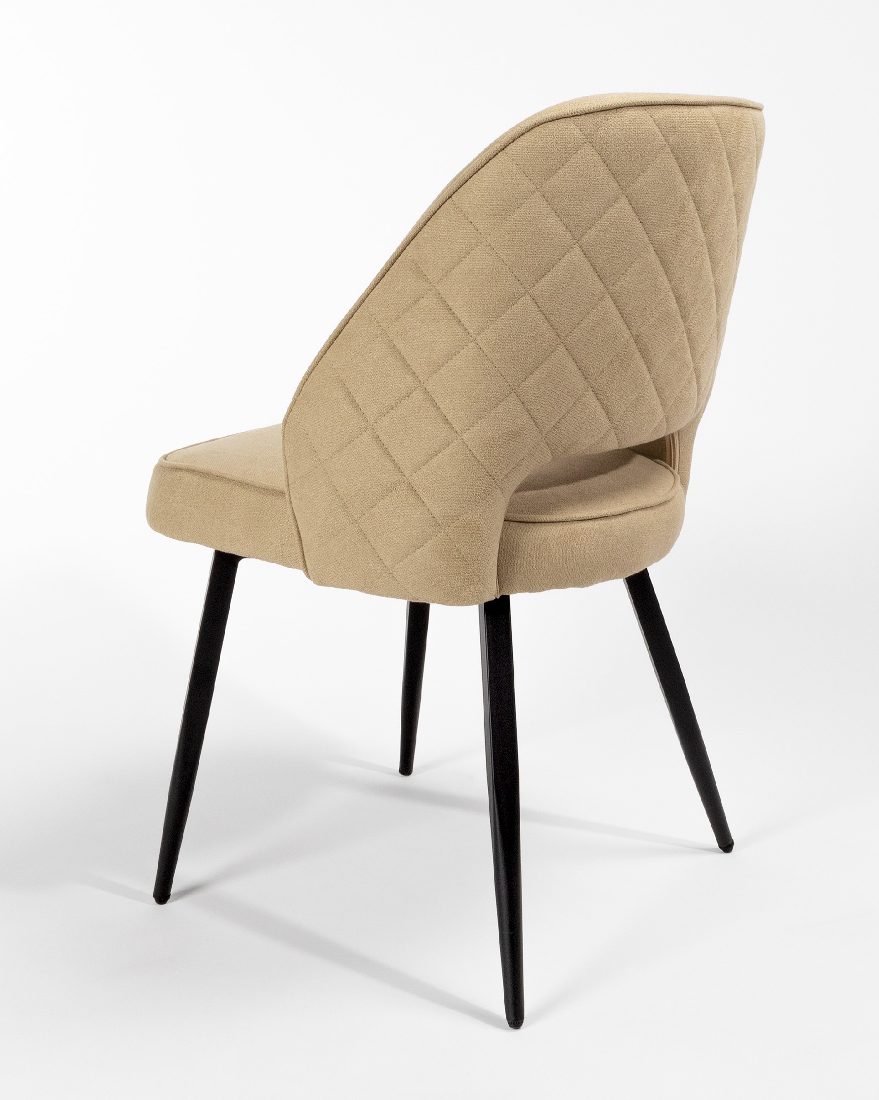 Chaise Sicile avec tapisserie crème et pieds métalliques noirs