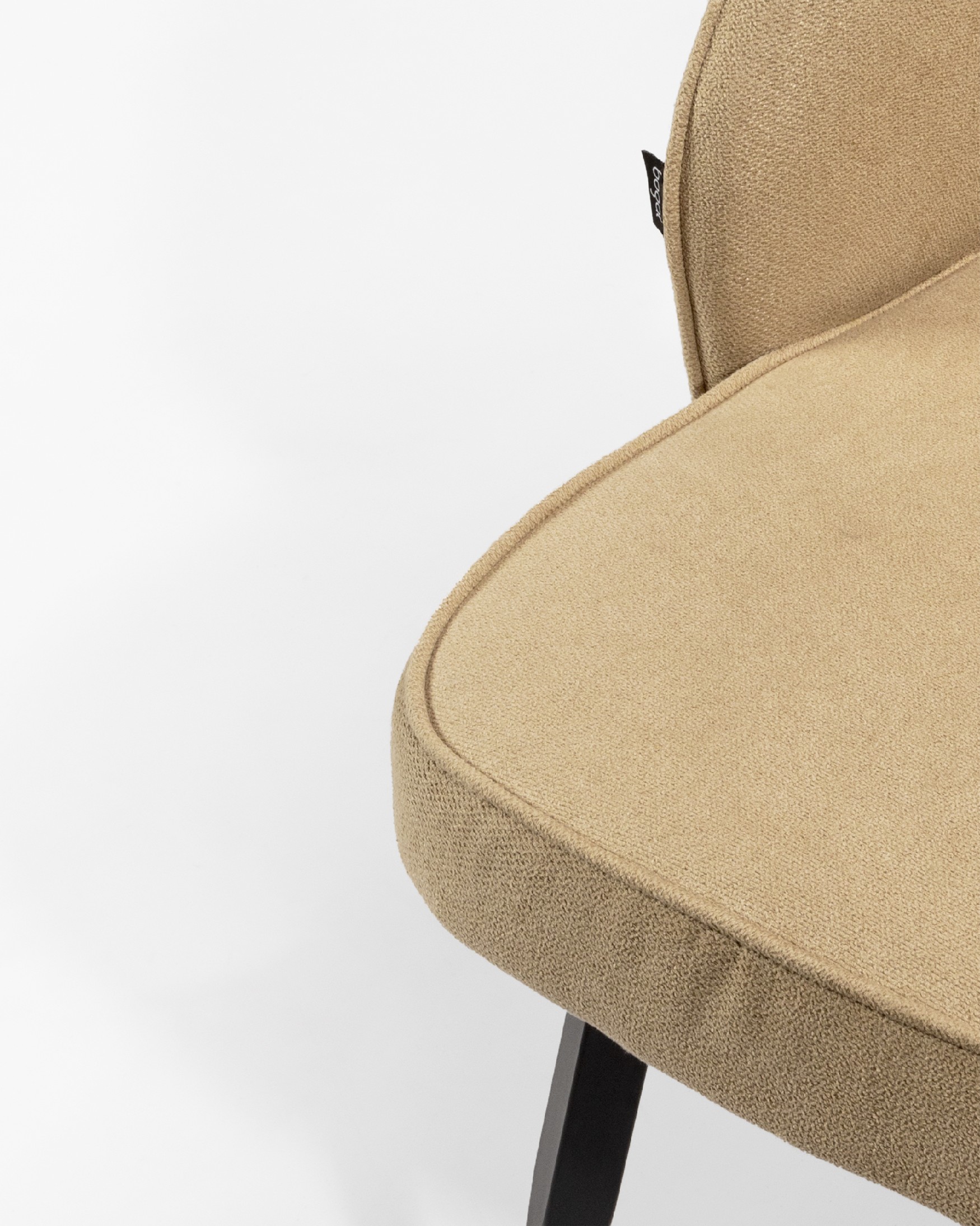 Chaise Sicile avec tapisserie crème et pieds métalliques noirs