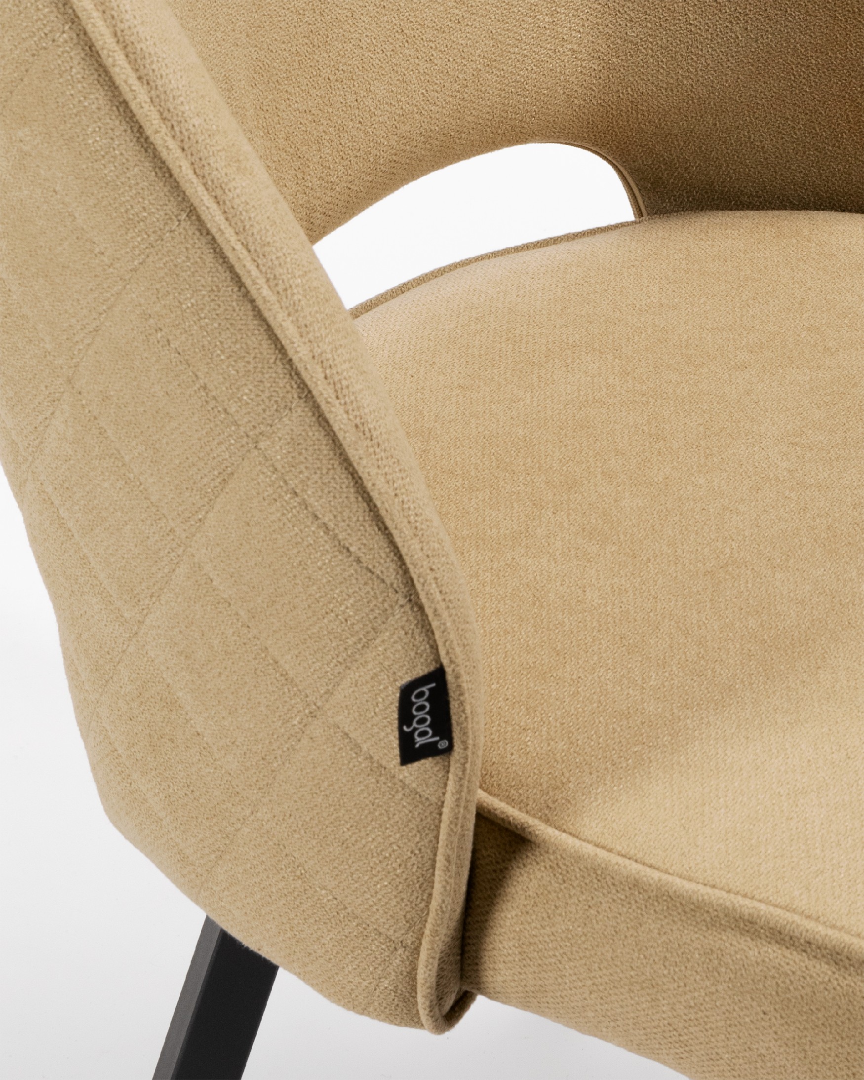 Chaise Sicile avec tapisserie crème et pieds métalliques noirs