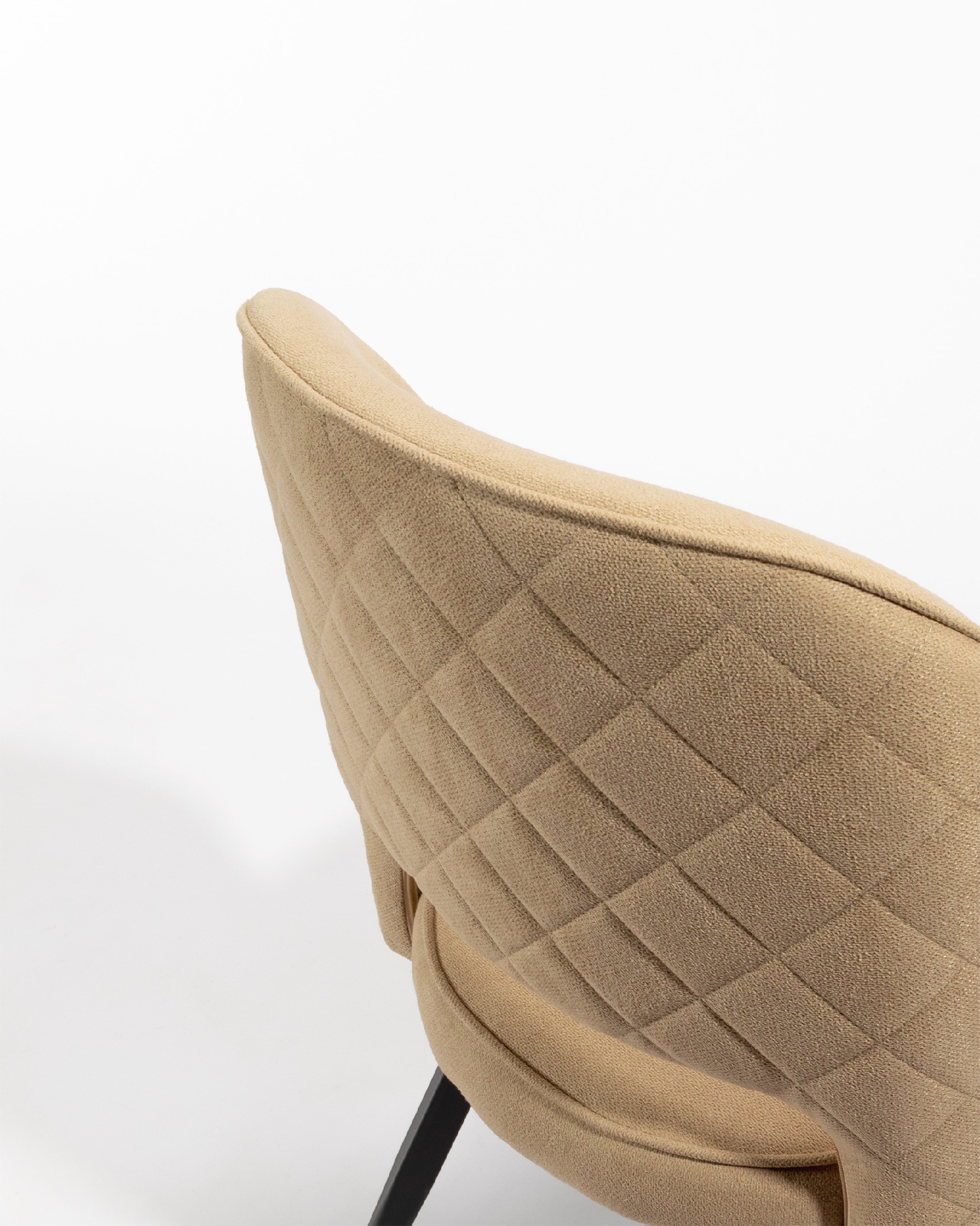 Chaise Sicile avec tapisserie crème et pieds métalliques noirs