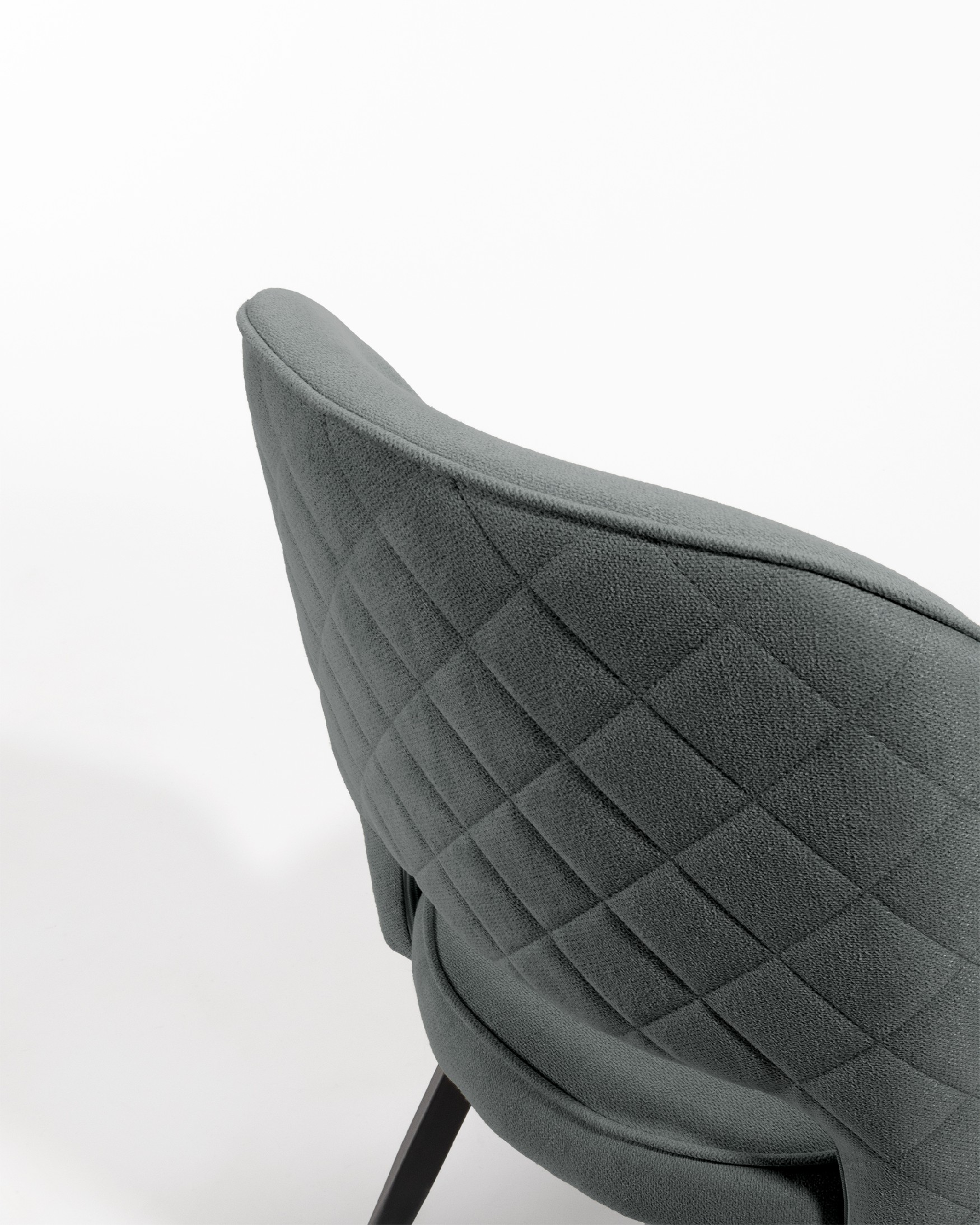 Chaise Sicile avec tapisserie marengo et pieds métalliques noirs