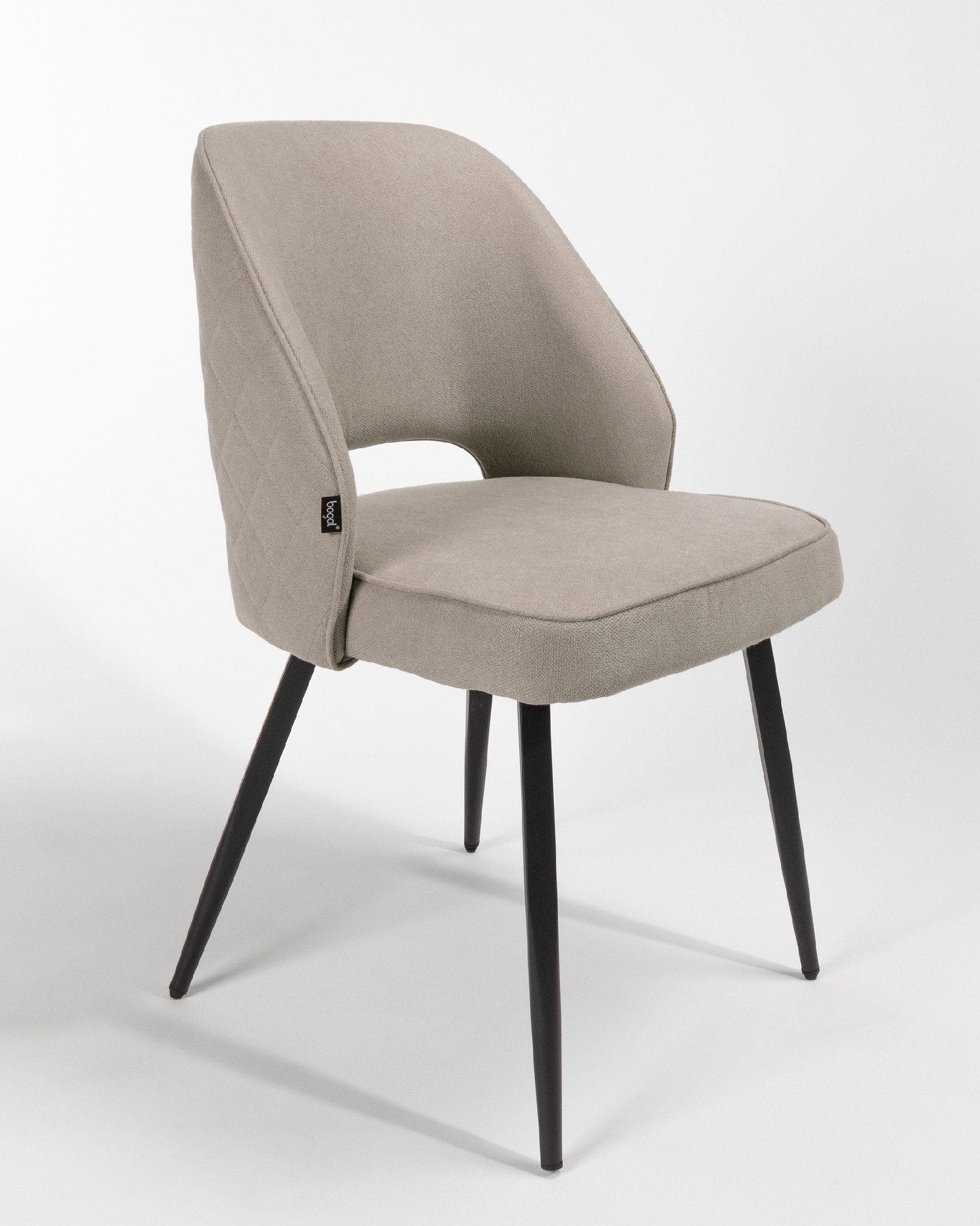 Silla Sicilia con tapizado perla y patas metálicas negras
