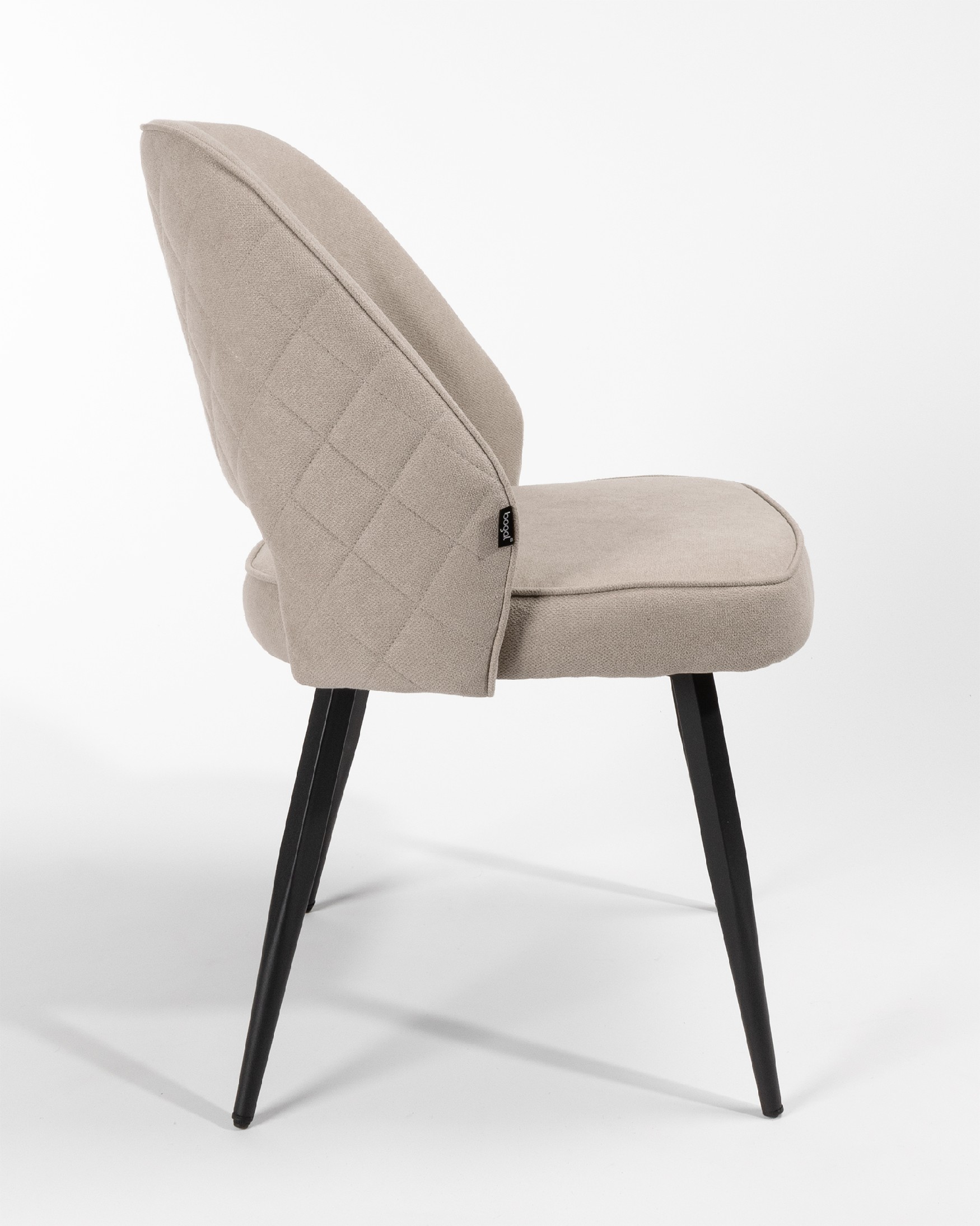 Silla Sicilia con tapizado perla y patas metálicas negras