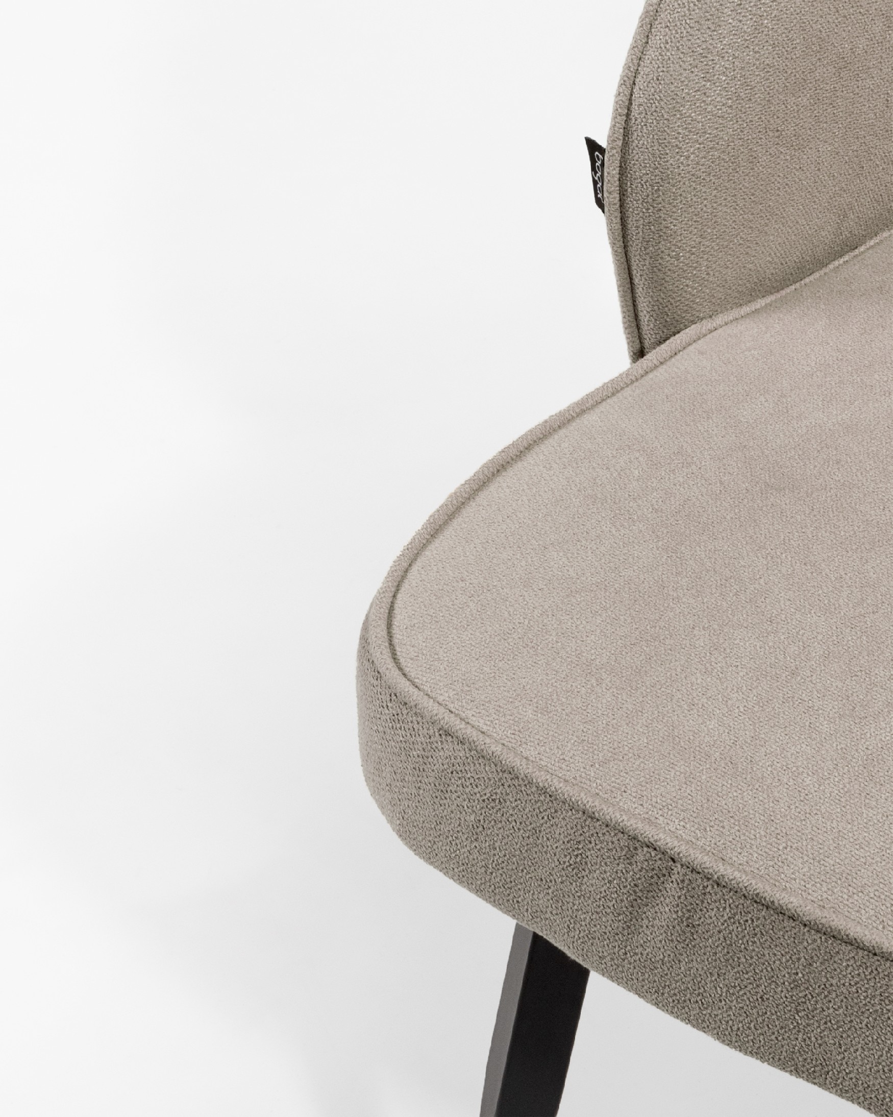 Silla Sicilia con tapizado perla y patas metálicas negras