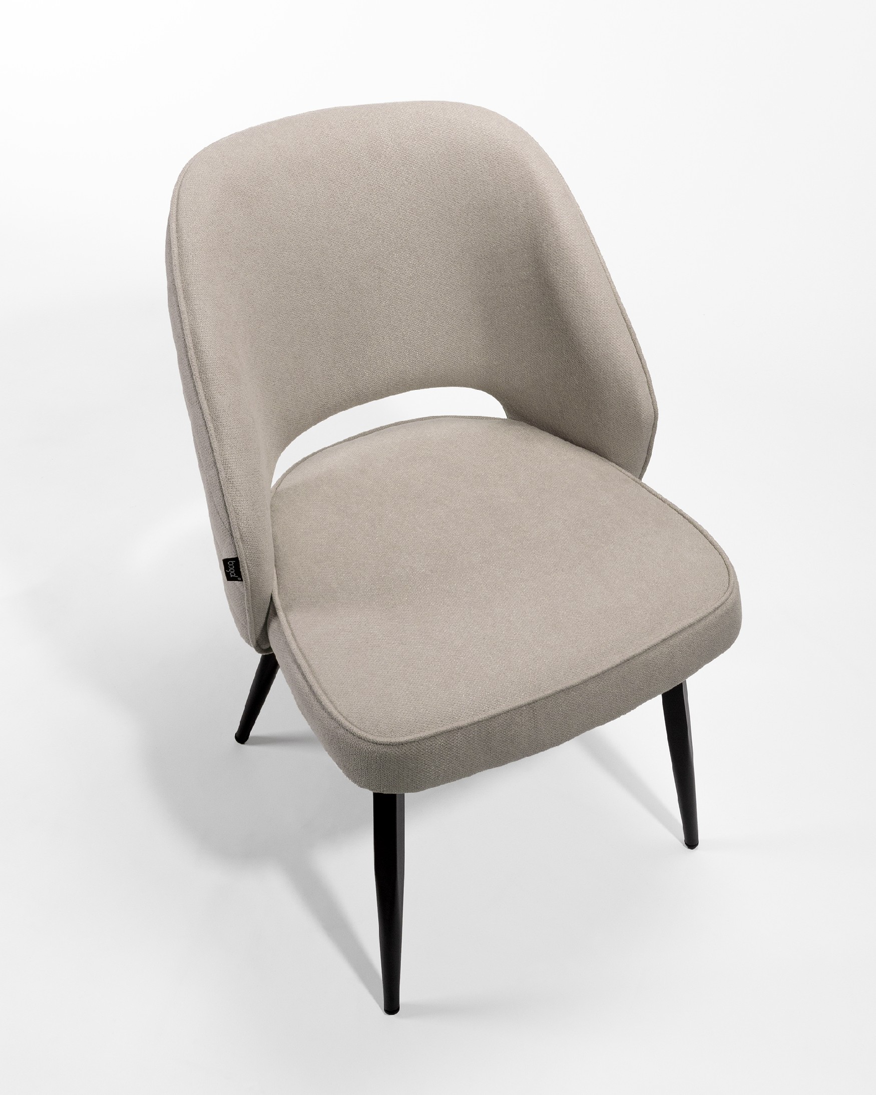 Silla Sicilia con tapizado perla y patas metálicas negras