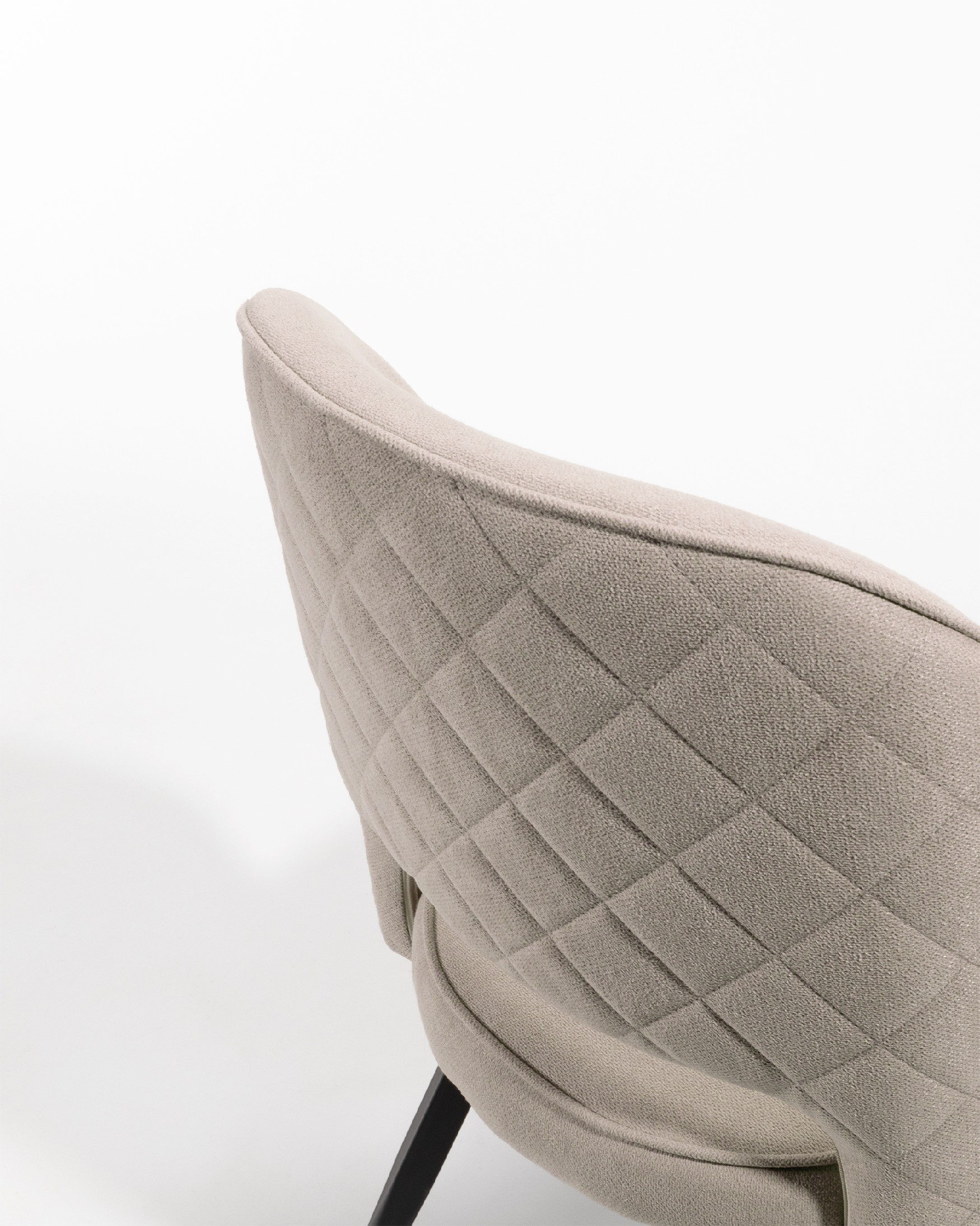 Silla Sicilia con tapizado perla y patas metálicas negras