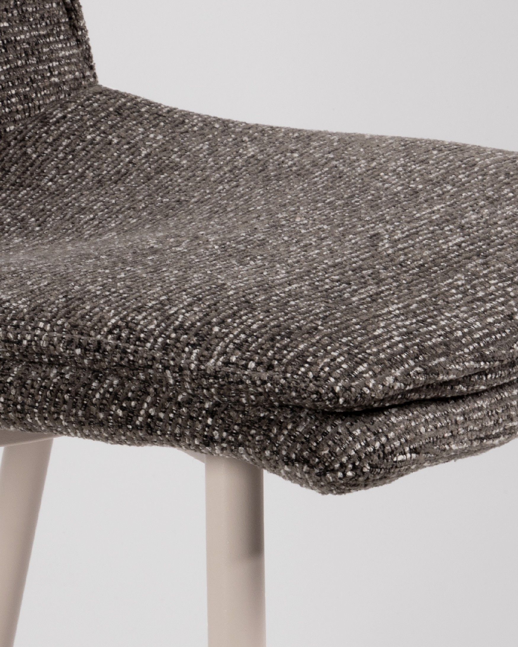 Silla Torino con tapizado antracita y patas metálicas marfil