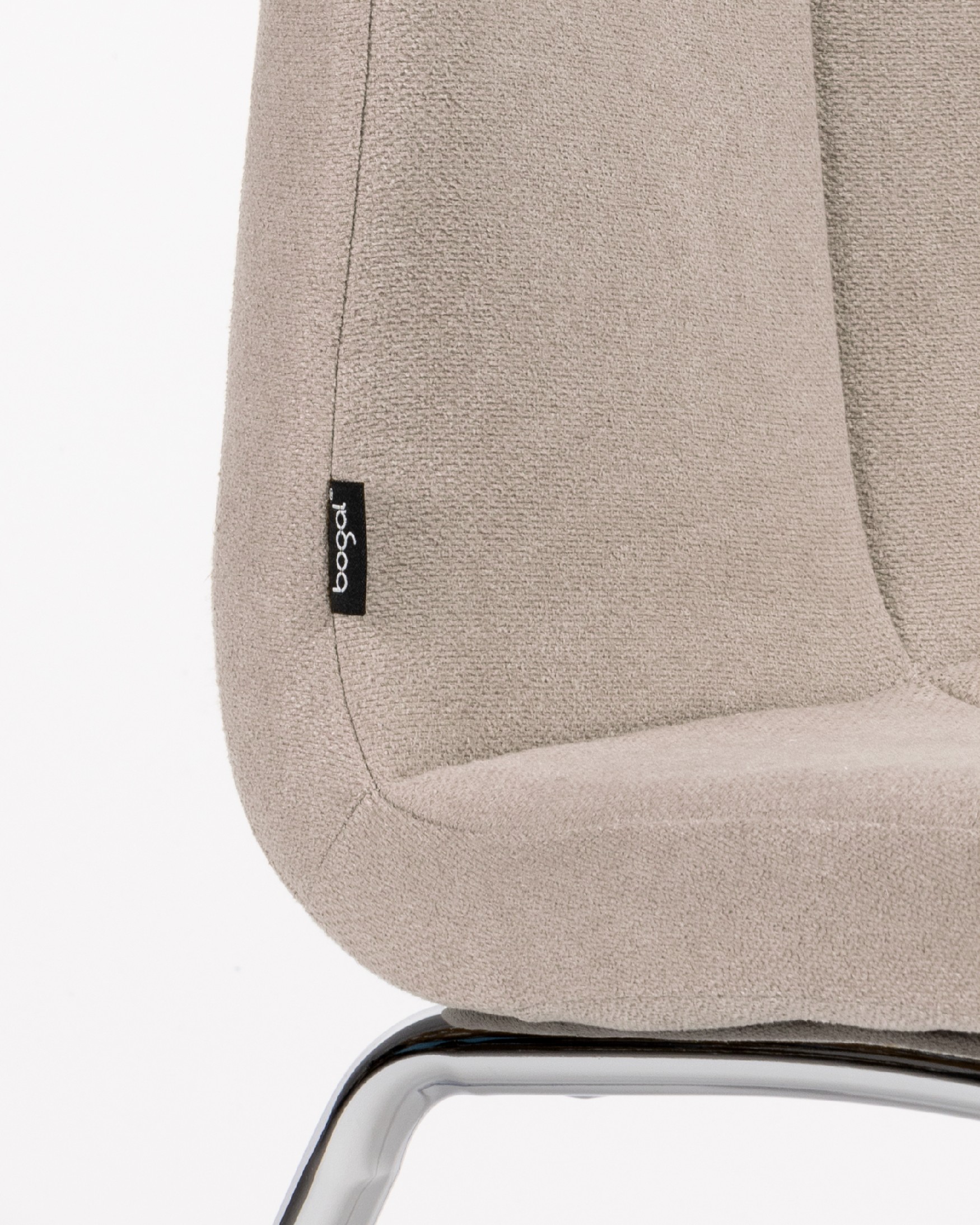 Silla Zagreb con tapizado perla y patas cromadas