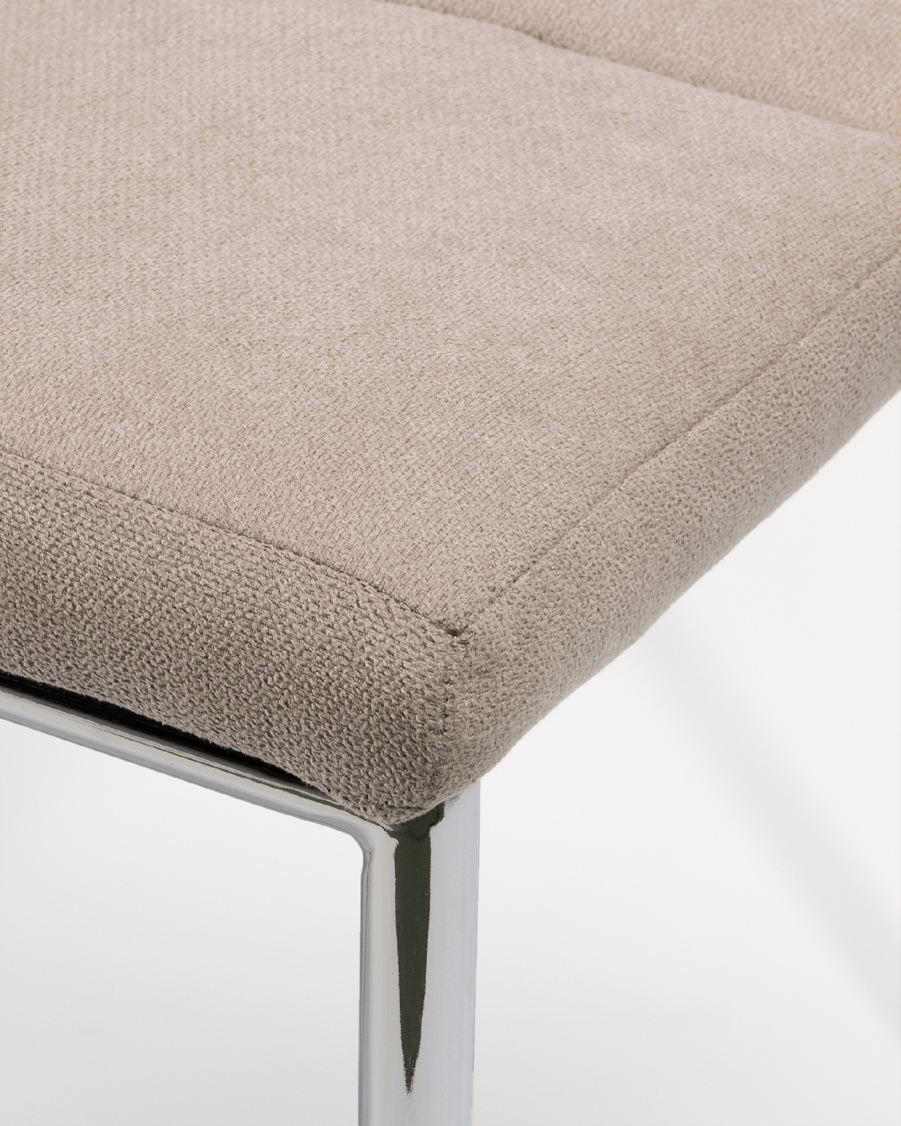 Silla Zagreb con tapizado perla y patas cromadas