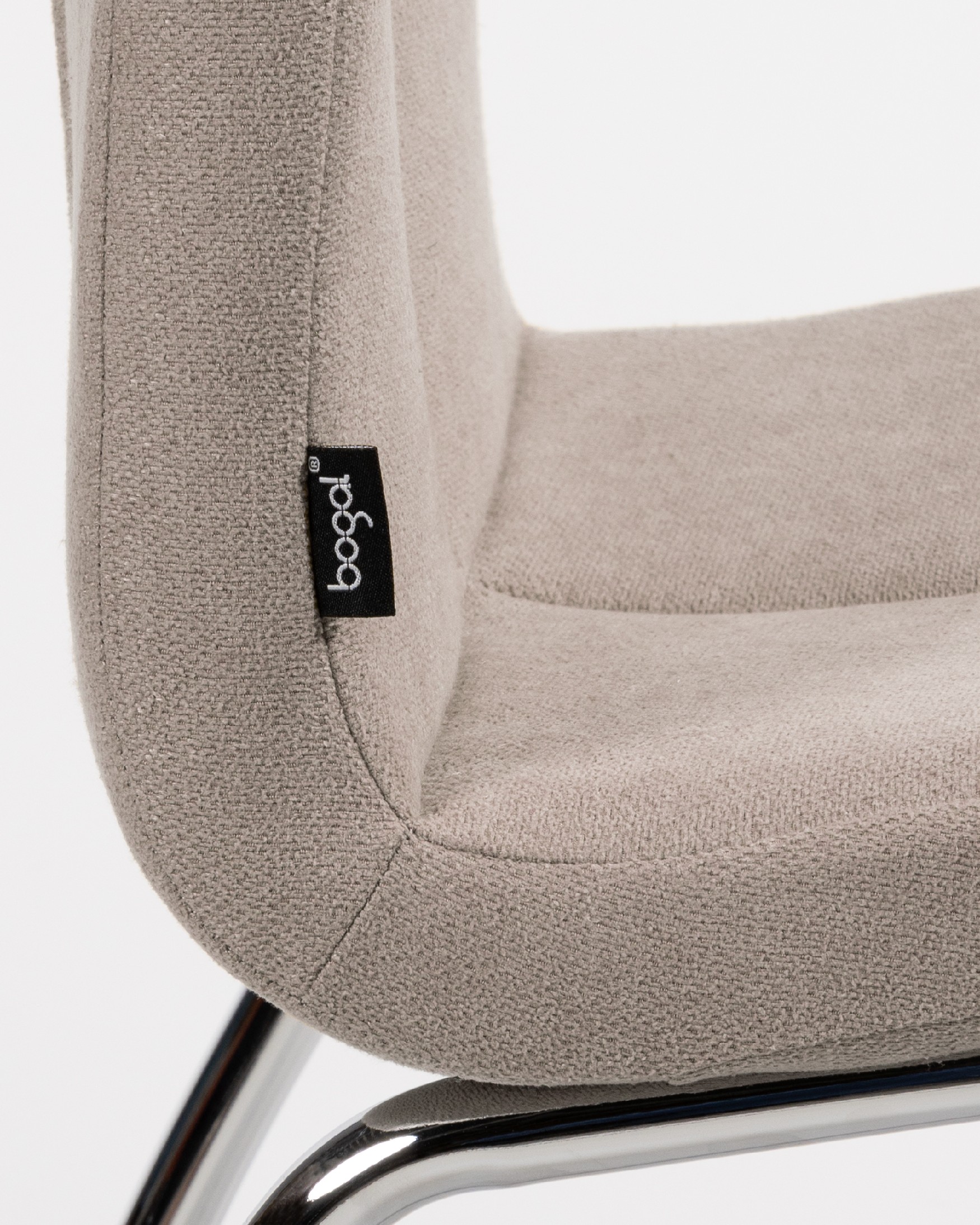 Silla Zagreb con tapizado perla y patas cromadas