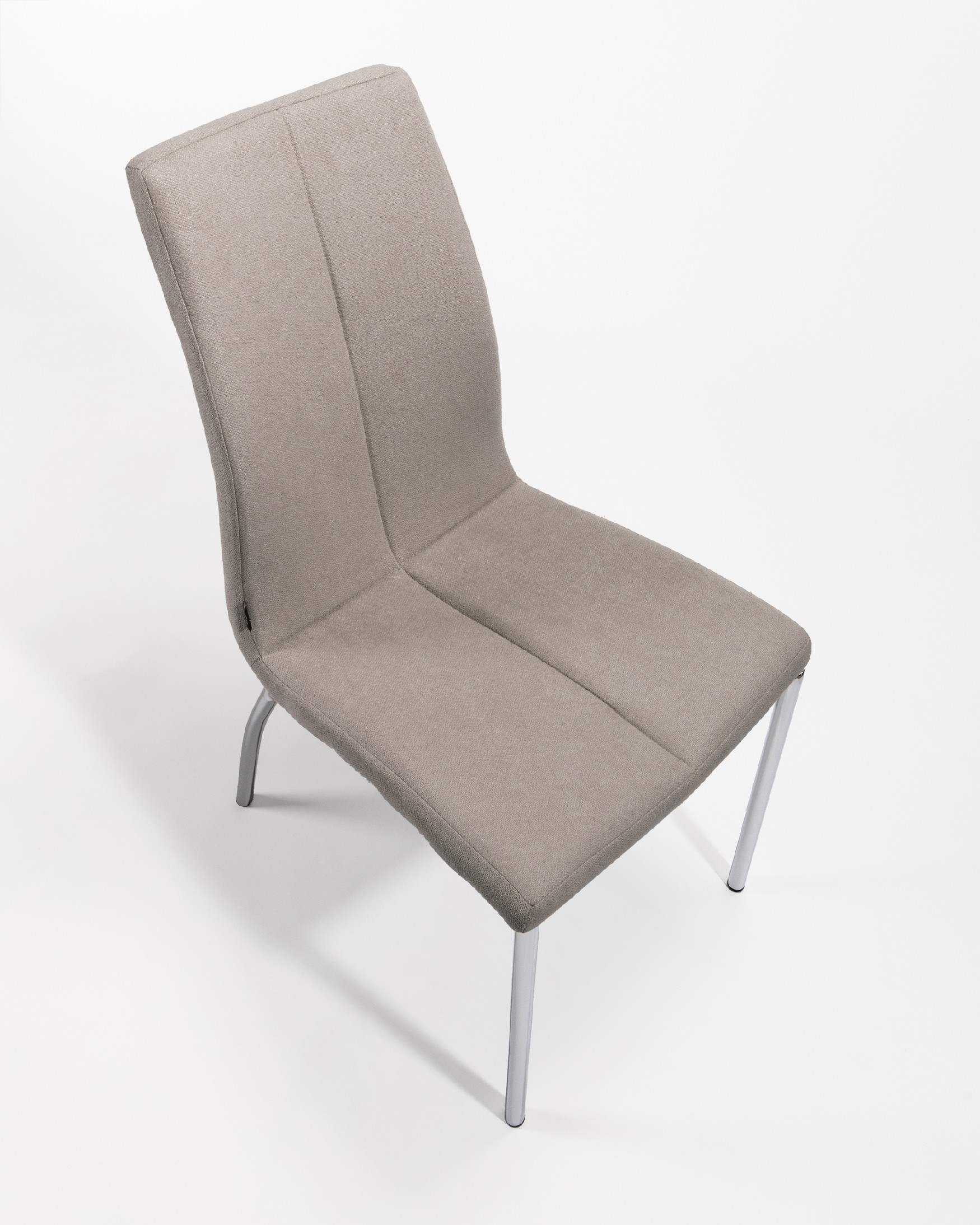 Silla Zagreb con tapizado perla y patas cromadas