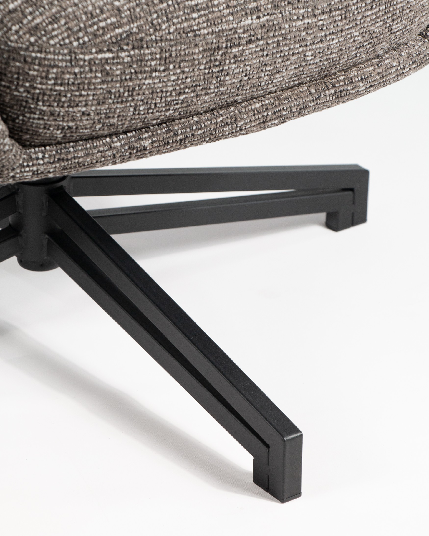Abelia swivel armchair with anthracite upholstery and black metal leg