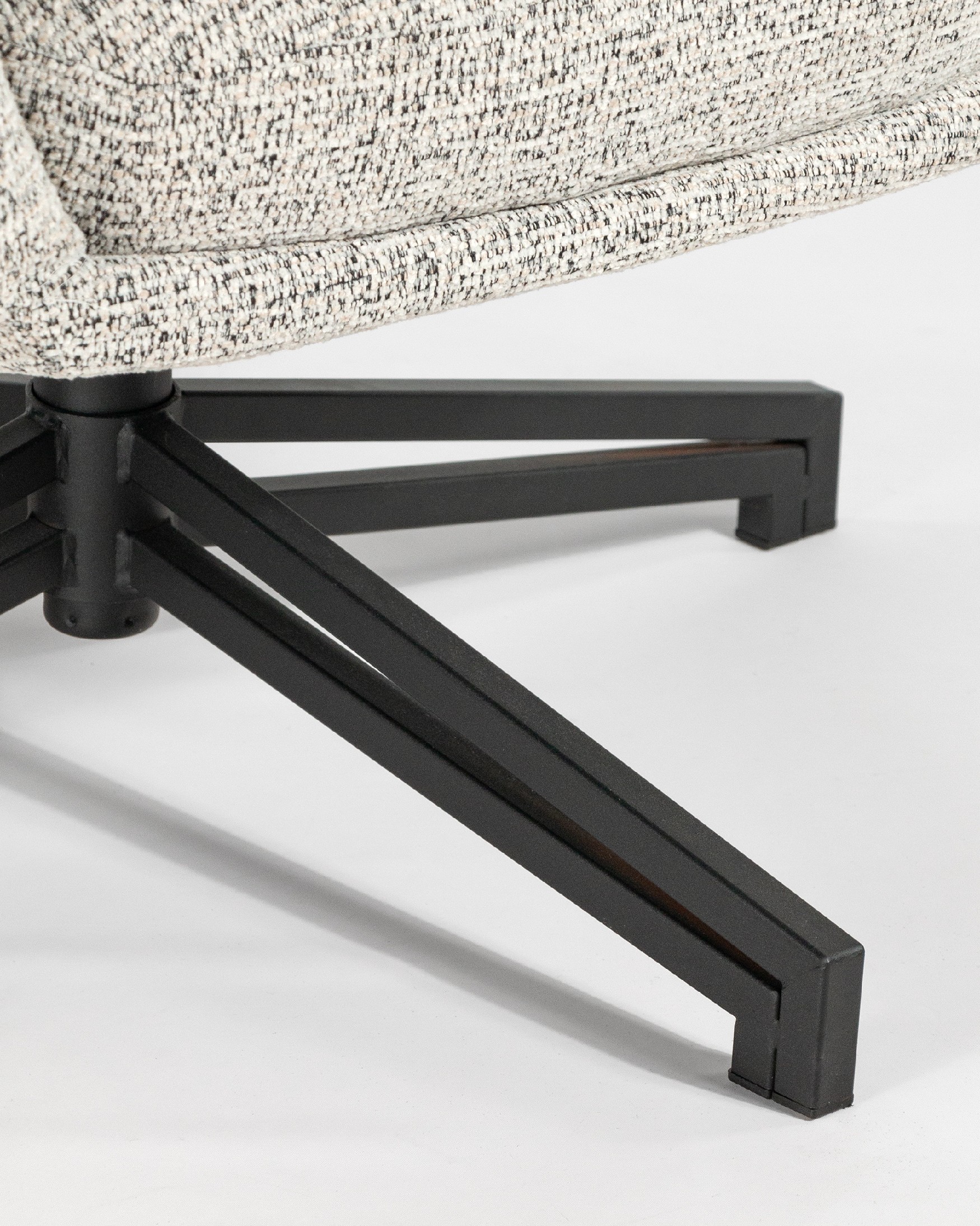 Fauteuil pivotant Abelia avec revêtement marbré et pied en métal noir