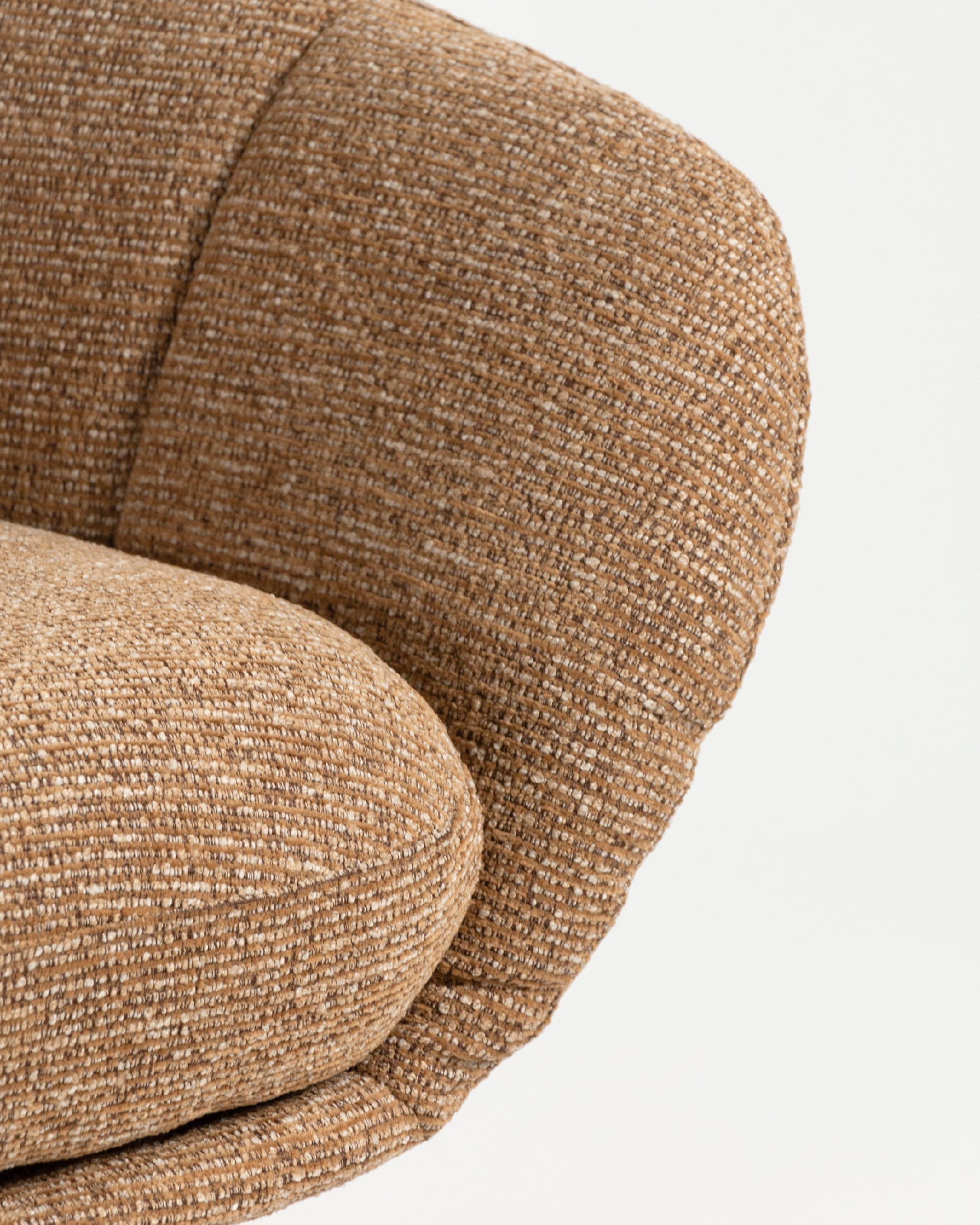 Fauteuil pivotant Abelia avec revêtement ocre et pied en métal noir