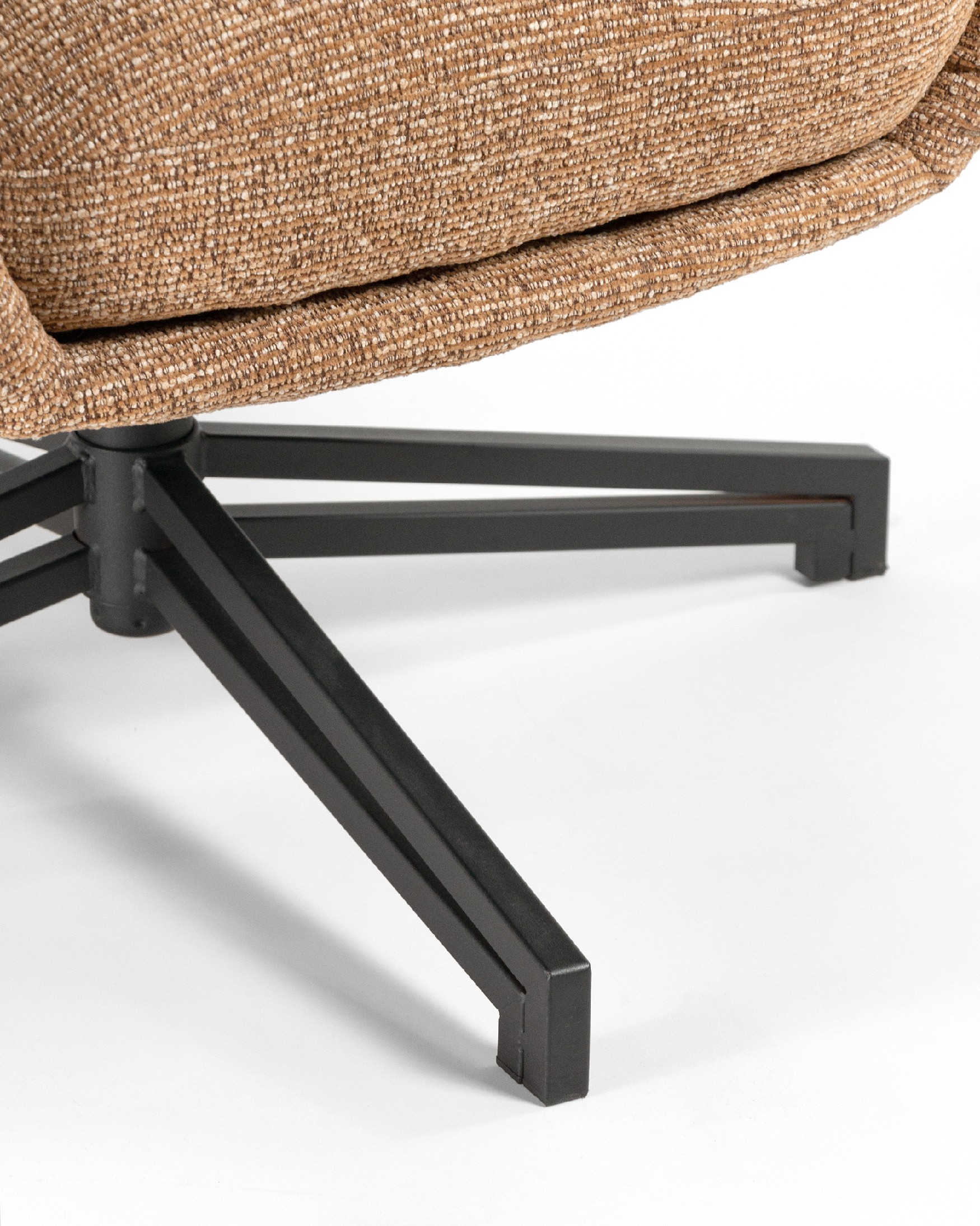 Fauteuil pivotant Abelia avec revêtement ocre et pied en métal noir