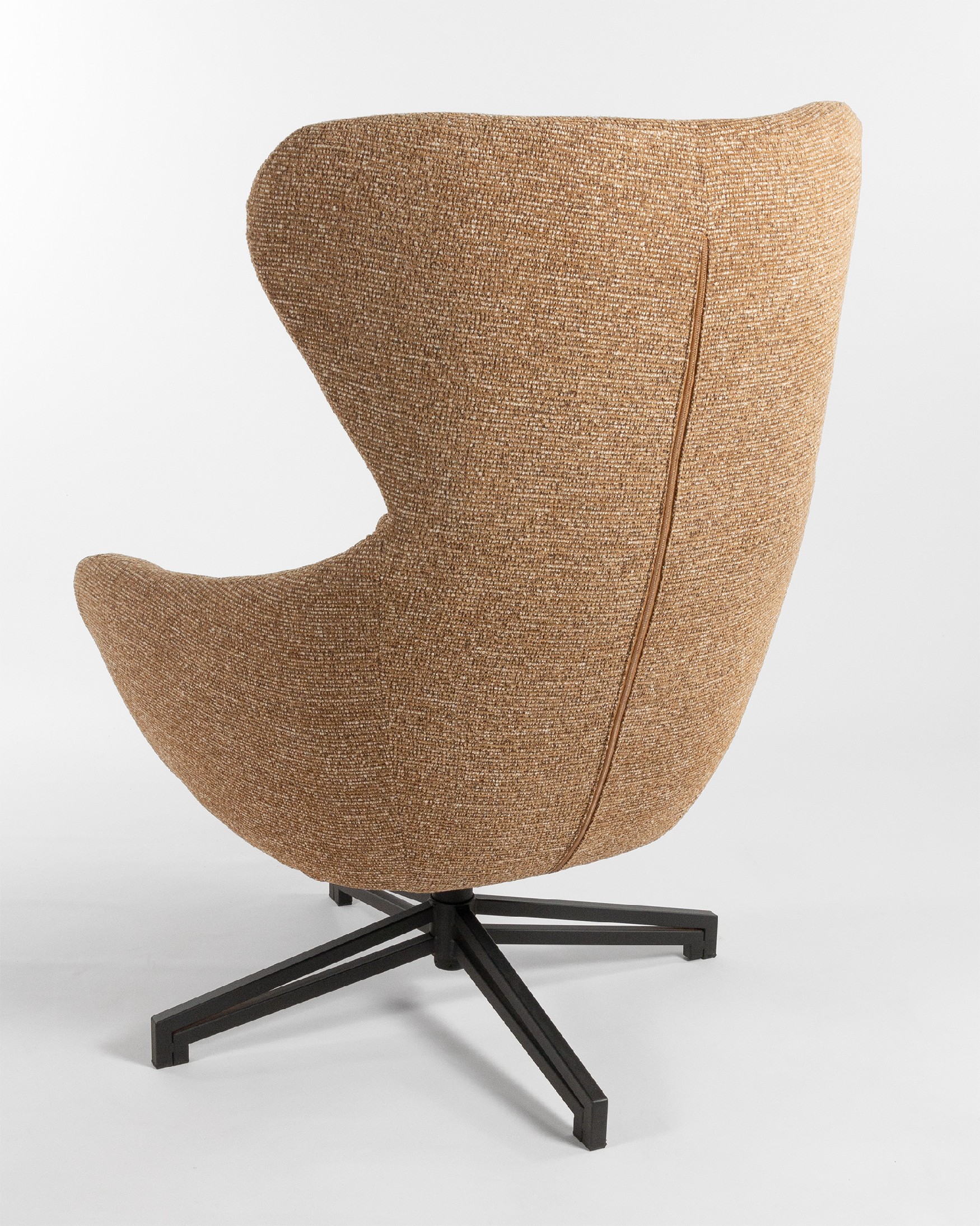 Fauteuil pivotant Abelia avec revêtement ocre et pied en métal noir