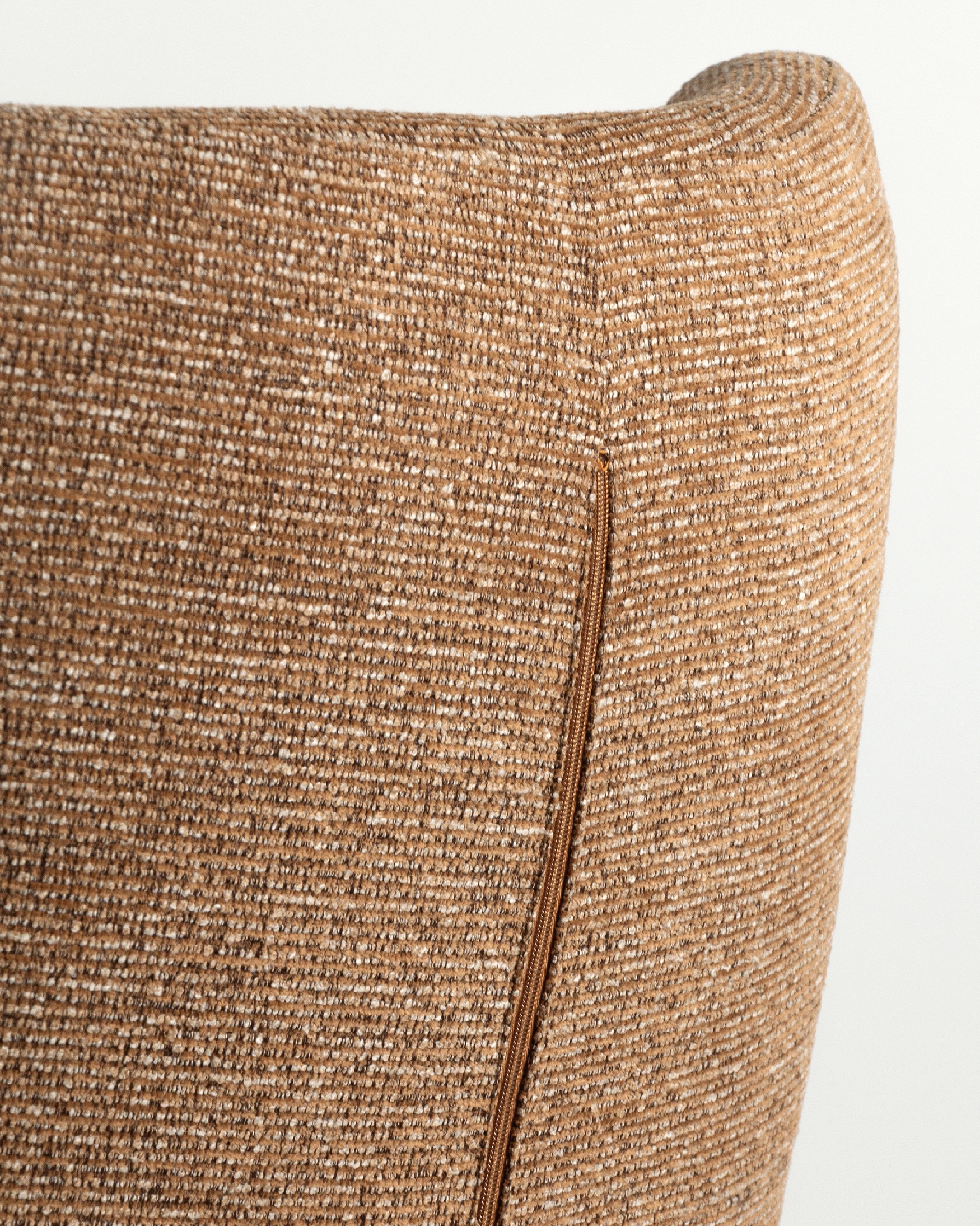 Fauteuil pivotant Abelia avec revêtement ocre et pied en métal noir
