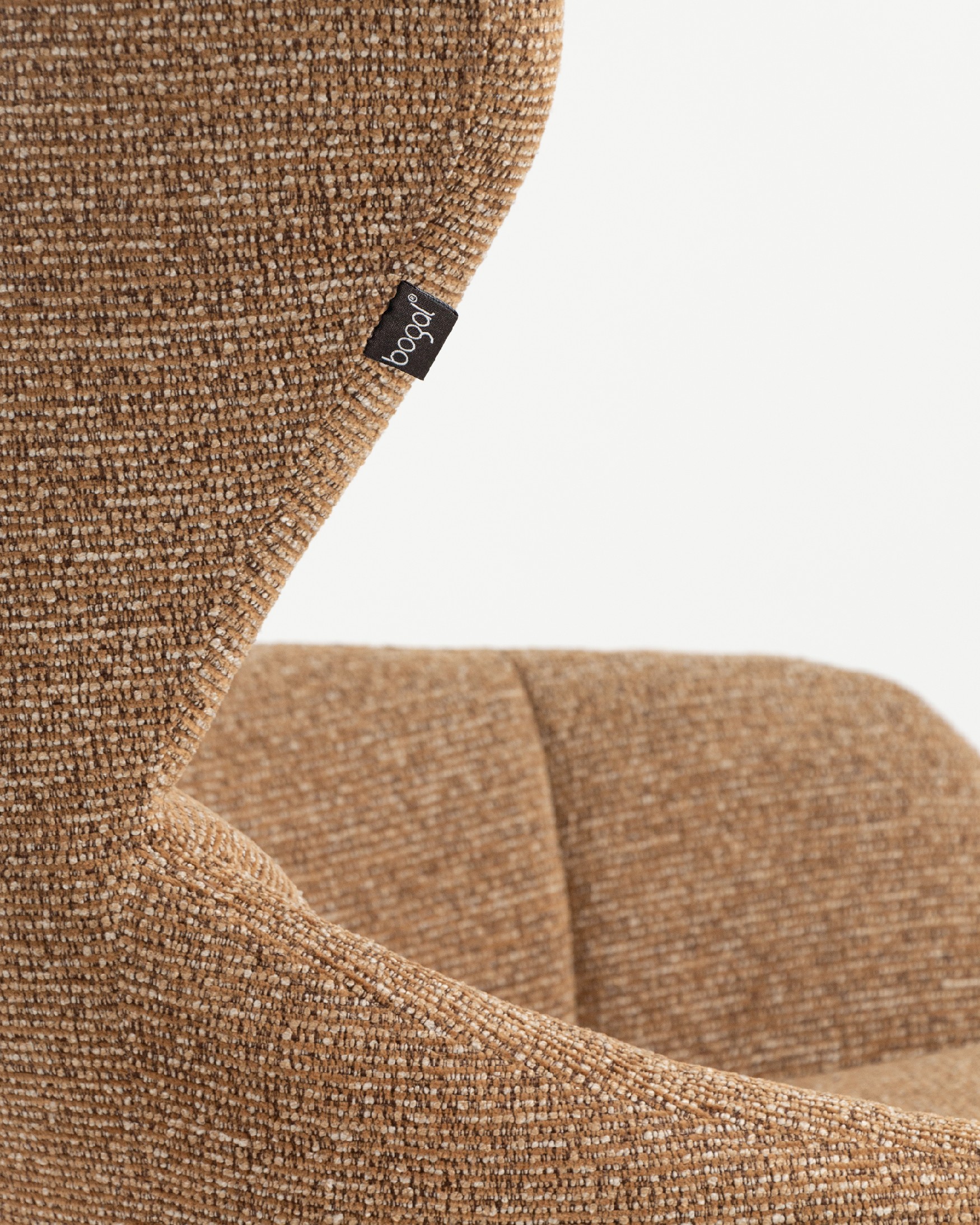 Fauteuil pivotant Abelia avec revêtement ocre et pied en métal noir
