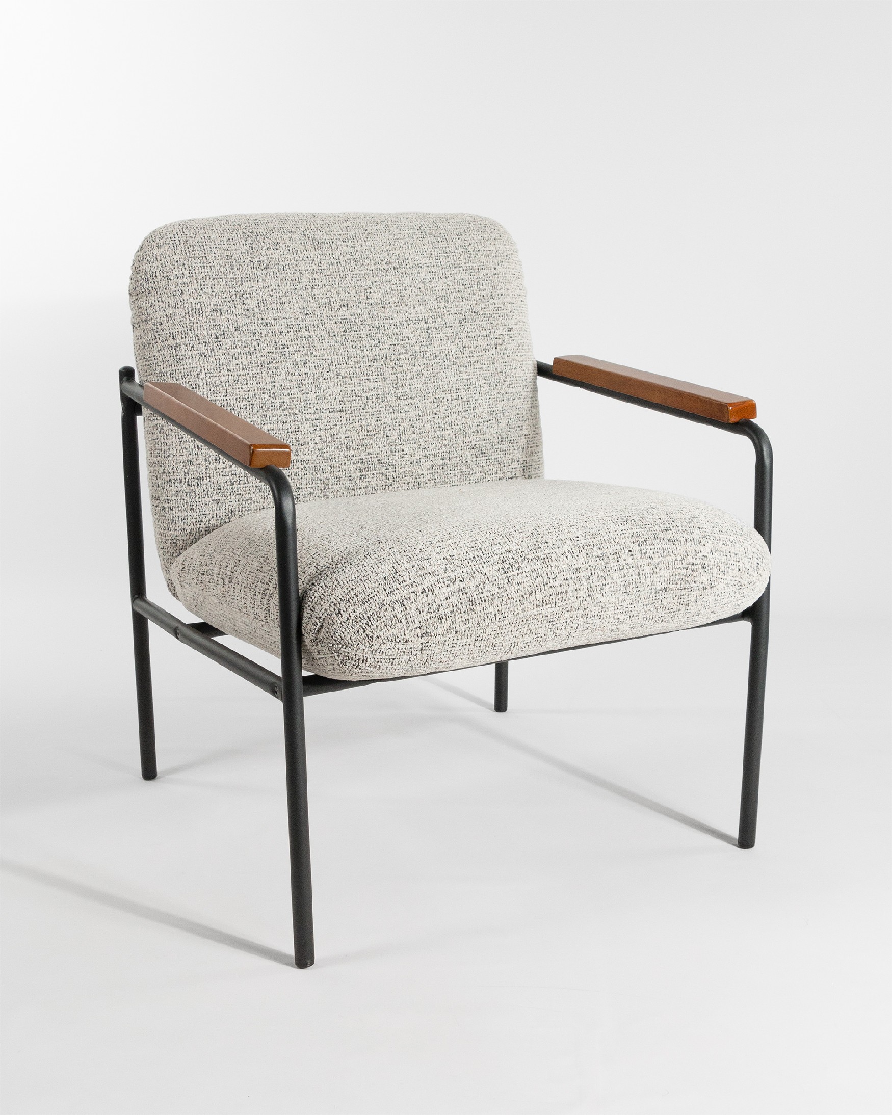 Fauteuil Aloe avec revêtement marbré, accoudoirs en bois et structure noire.