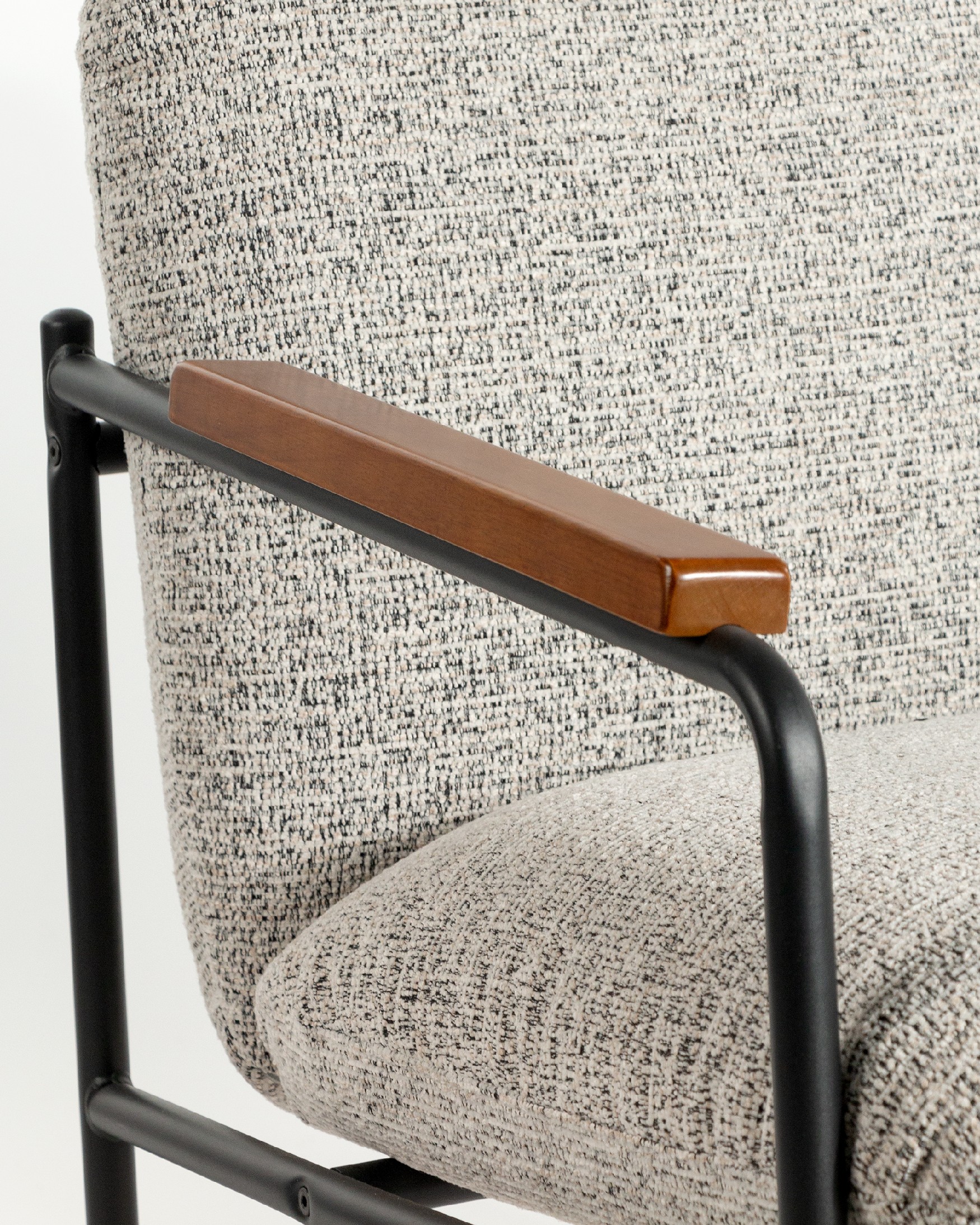 Fauteuil Aloe avec revêtement marbré, accoudoirs en bois et structure noire.