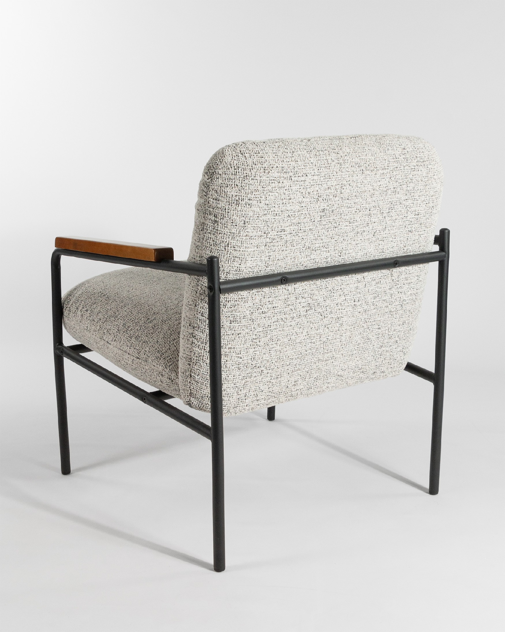 Fauteuil Aloe avec revêtement marbré, accoudoirs en bois et structure noire.