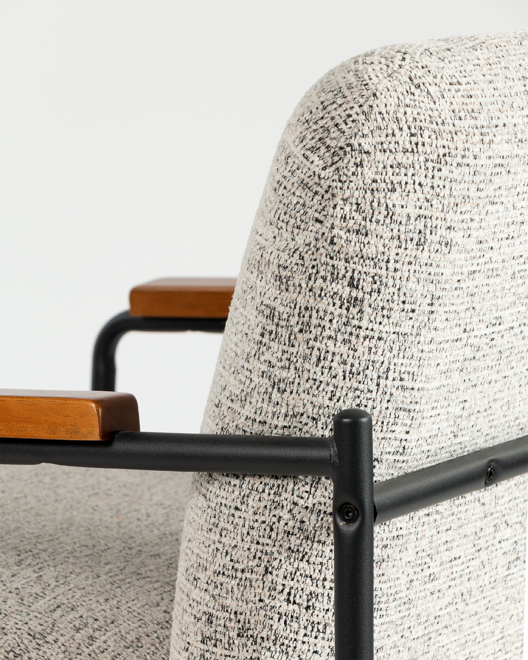 Fauteuil Aloe avec revêtement marbré, accoudoirs en bois et structure noire.