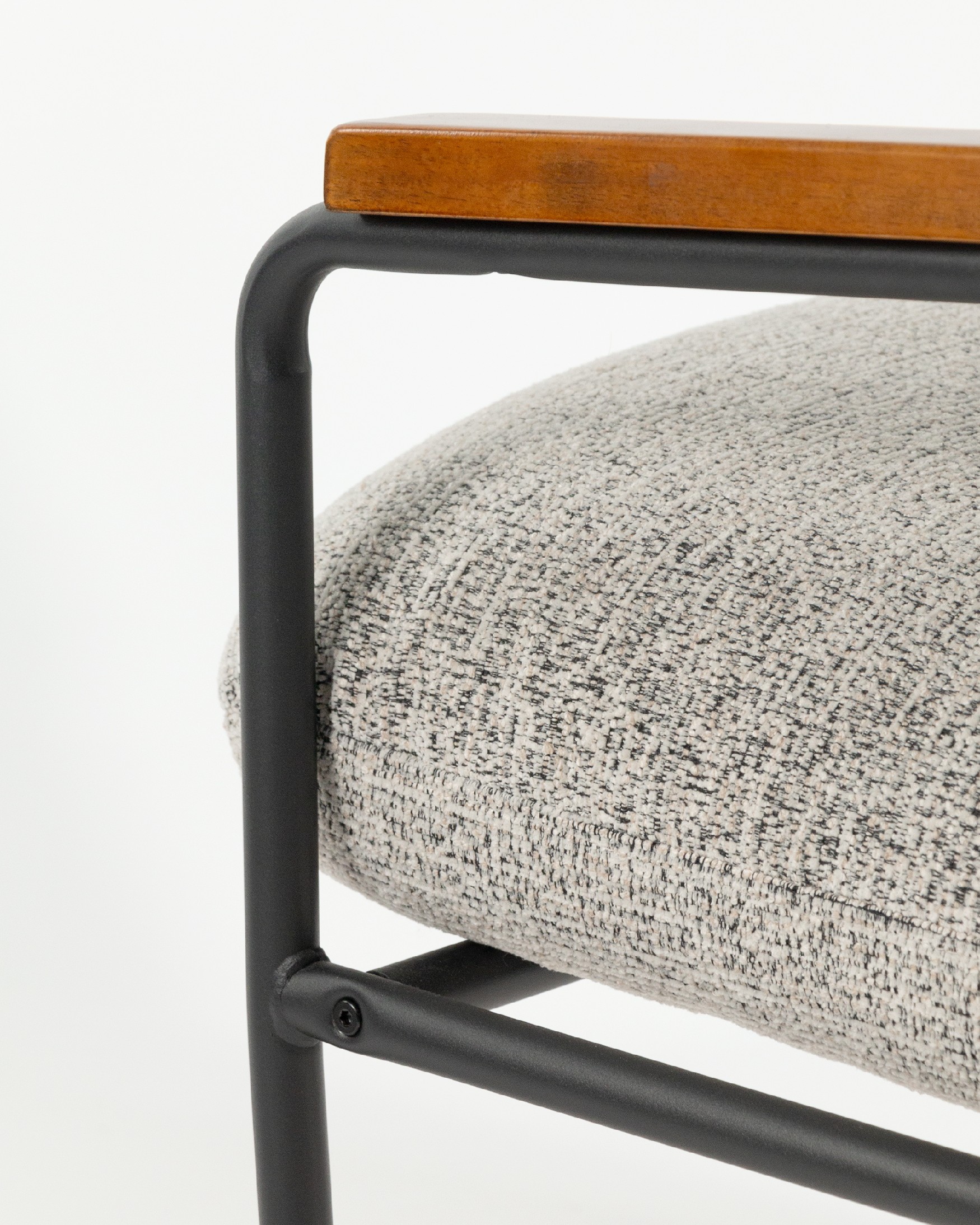 Fauteuil Aloe avec revêtement marbré, accoudoirs en bois et structure noire.