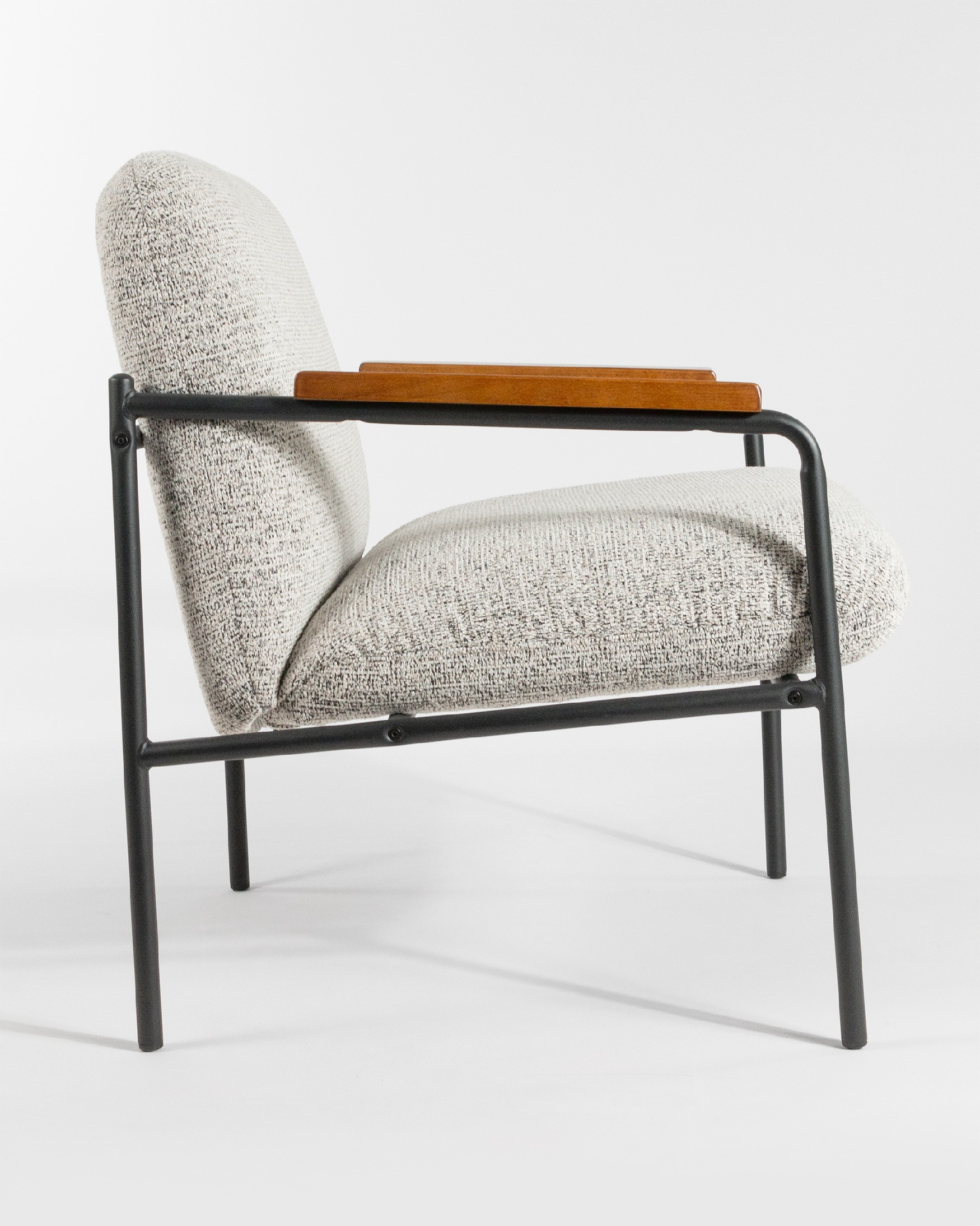 Fauteuil Aloe avec revêtement marbré, accoudoirs en bois et structure noire.