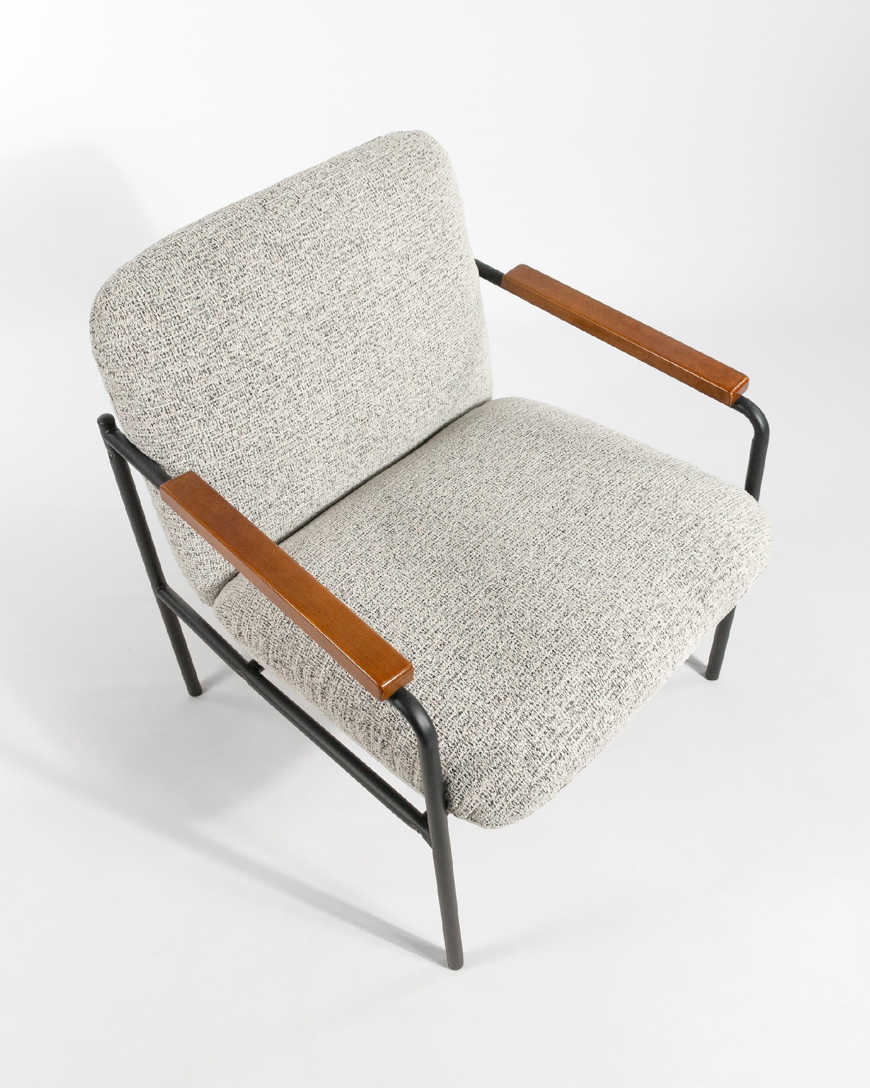 Fauteuil Aloe avec revêtement marbré, accoudoirs en bois et structure noire.