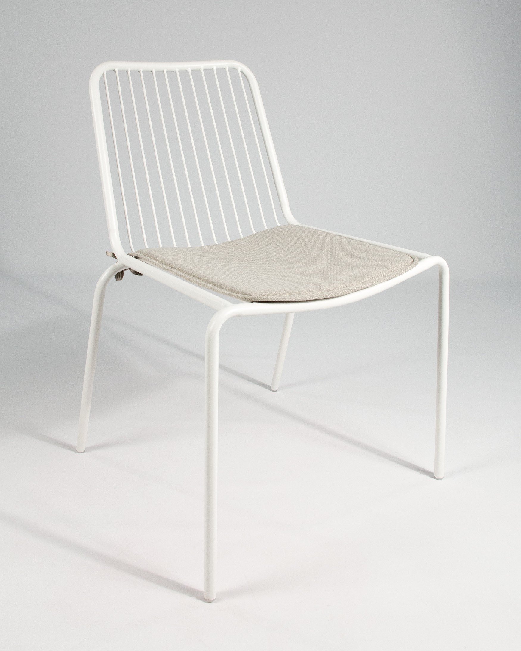 Chaise Aloha en métal blanc avec coussin