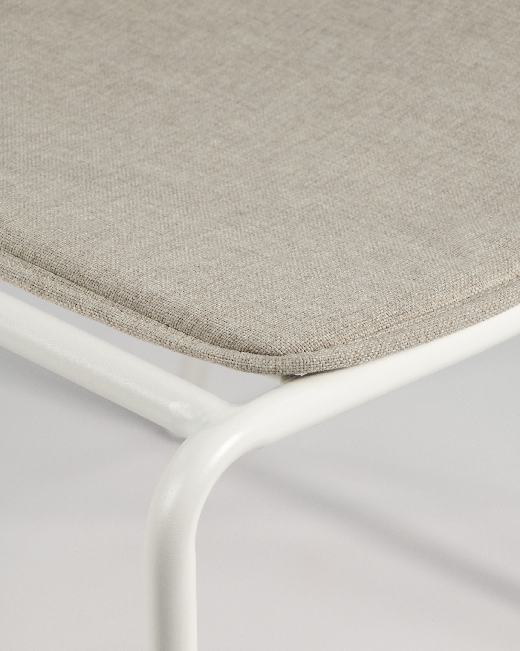 Chaise Aloha en métal blanc avec coussin