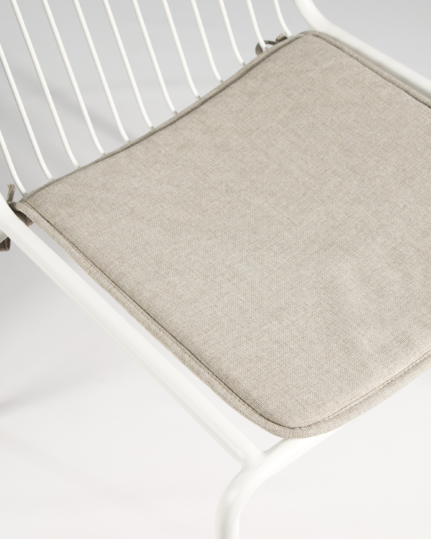 Chaise Aloha en métal blanc avec coussin